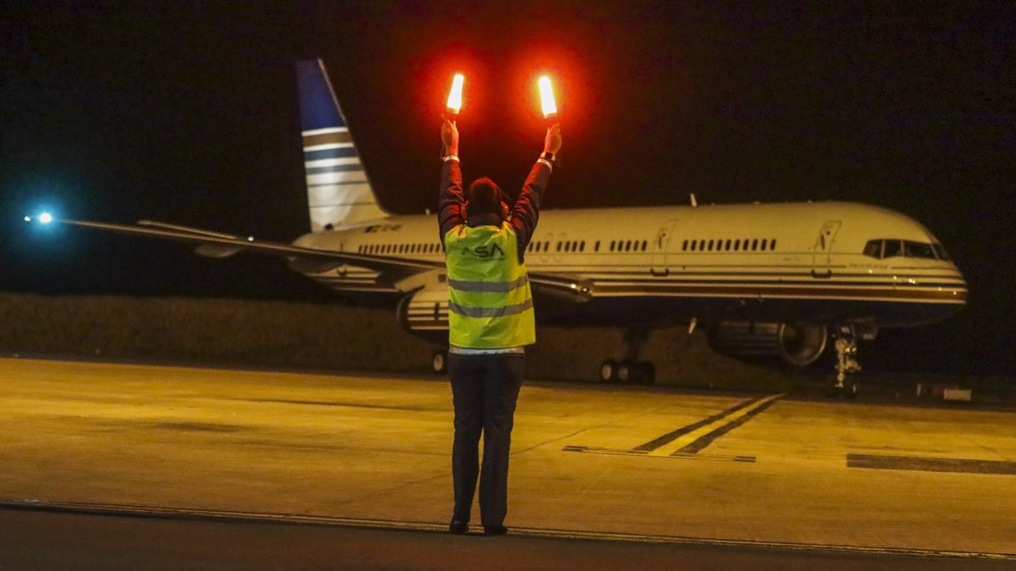 Avião da TACV - Transportes Aéreos de Cabo Verde S.A., no dia da  retoma dos voos 19 meses depois, no aeroporto internacional da Praia, Cidade da Praia, Cabo Verde, 27 de dezembro de 2021. ELTON MONTEIRO/ LUSA
