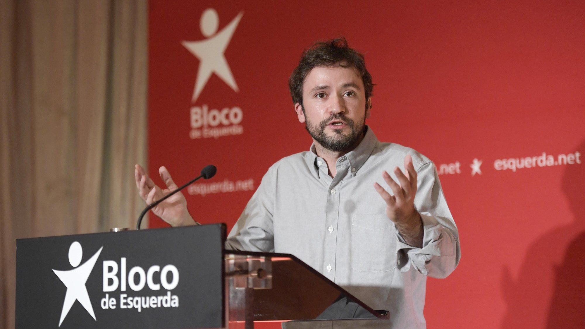 O deputado do Bloco de Esquerda (BE) José Soeiro discursa durante um comício realizado no Porto, 06 de novembro de 2021. FERNANDO VELUDO/LUSA