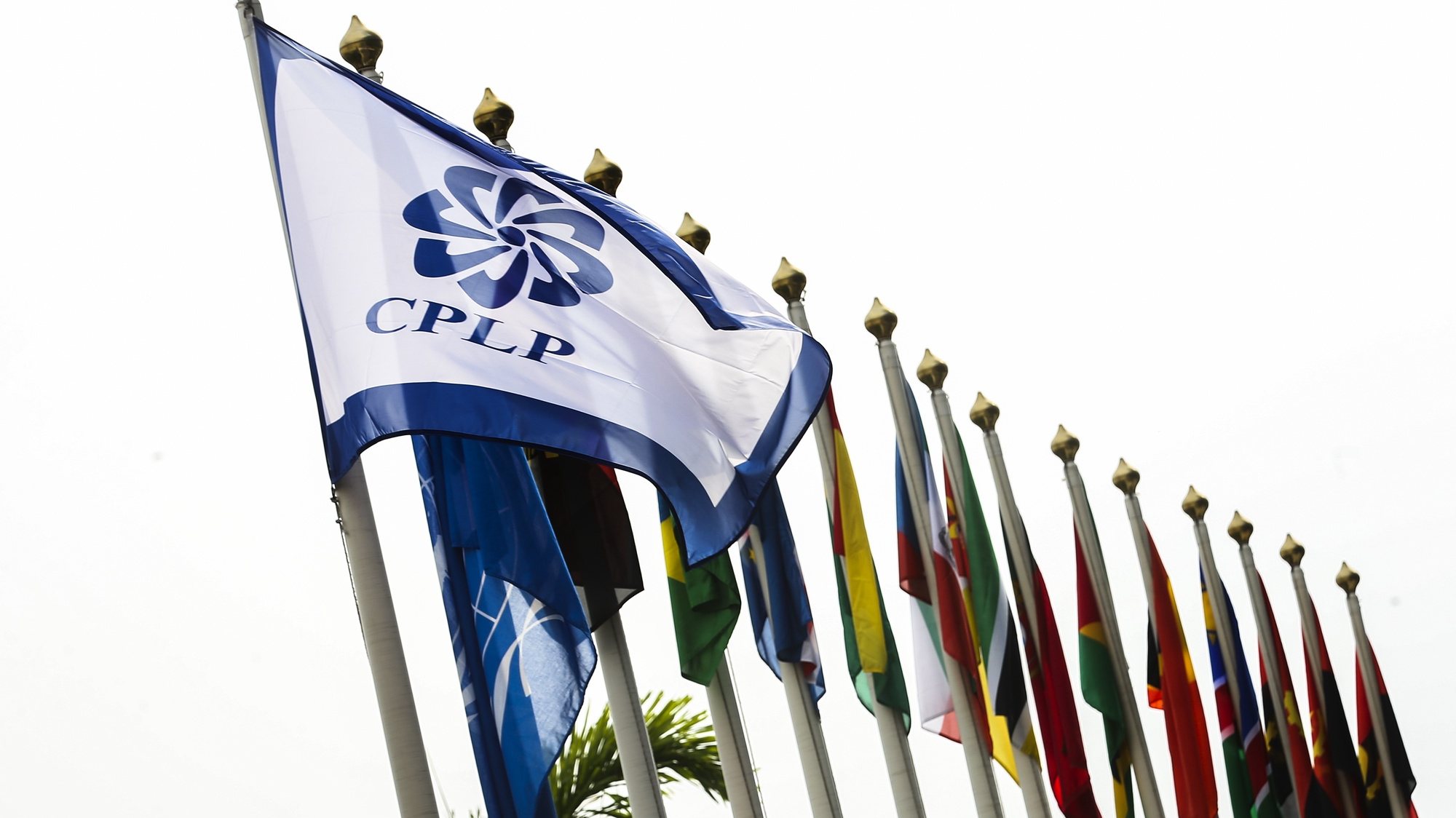 Bandeiras dos países participantes hasteadas no local aonde se realiza a XIII Conferência de Chefes de Estado e de Governo da Comunidade dos Países de Língua Portuguesa (CPLP), em Luanda, Angola, 17 de julho de 2021. AMPE ROGÉRIO/LUSA