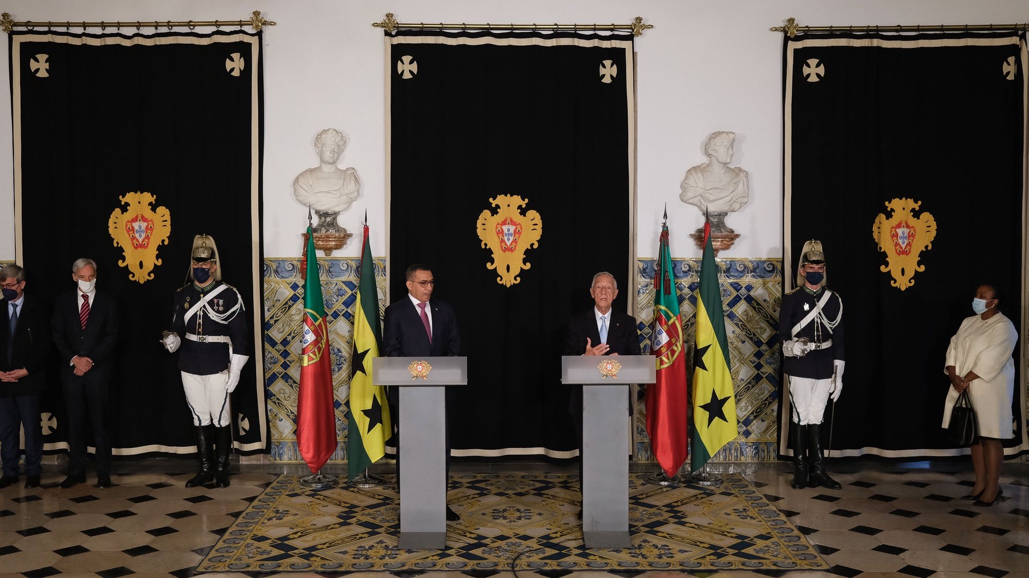 Portugal&#039;s President Marcelo Rebelo de Sousa (C-R) and Sao Tome and Principe&#039;s President Carlos Vila Nova (C-L) attend a press conference after a meeting at Palacio de Belem, in view of the state visit in Lisbon, Portugal, 05 April 2022. MARIO CRUZ/LUSA