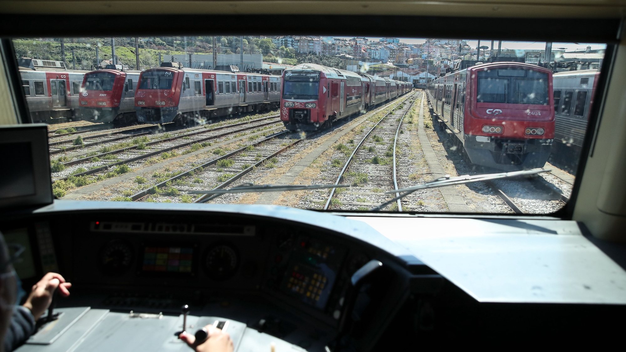 Chegada à estação de Campolide de um comboio da CP de dois andares após reabilitação no Entroncamento, Lisboa, 16 de março de 2021. (ACOMPANHA TEXTO DE 17/03/2021)  MANUEL DE ALMEIDA/LUSA