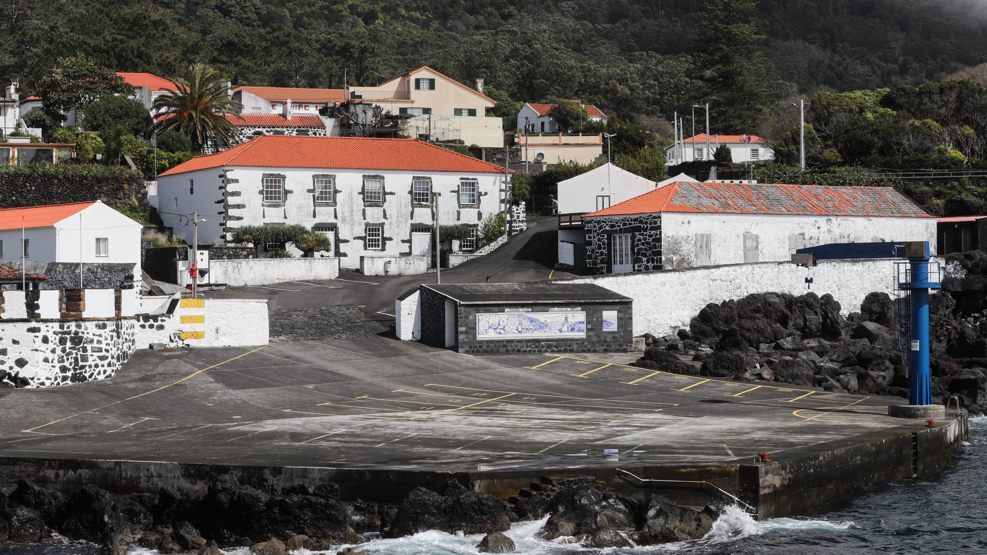 Vista geral de parte do porto da vila de Urzelina na ilha de São Jorge nos Açores, 29 de março de 2022. TIAGO PETINGA/LUSA