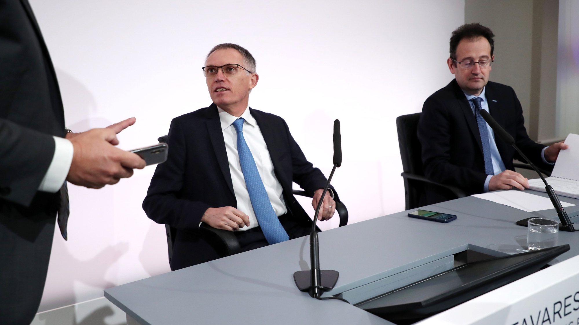 epa08248503 Groupe PSA CEO Carlos Tavares (L) and CFO Philippe de Rovira (R) attend a press conference to present the company&#039;s 2019 annual results, in Rueil-Malmaison, France, 26 February 2020. French car manufacturer PSA, owner of the brands Peugeot, Citroen, Opel and Vauxhall, reports a profit of 3.2 billion euros for 2019.  EPA/CHRISTOPHE PETIT TESSON *** Local Caption *** 55013989