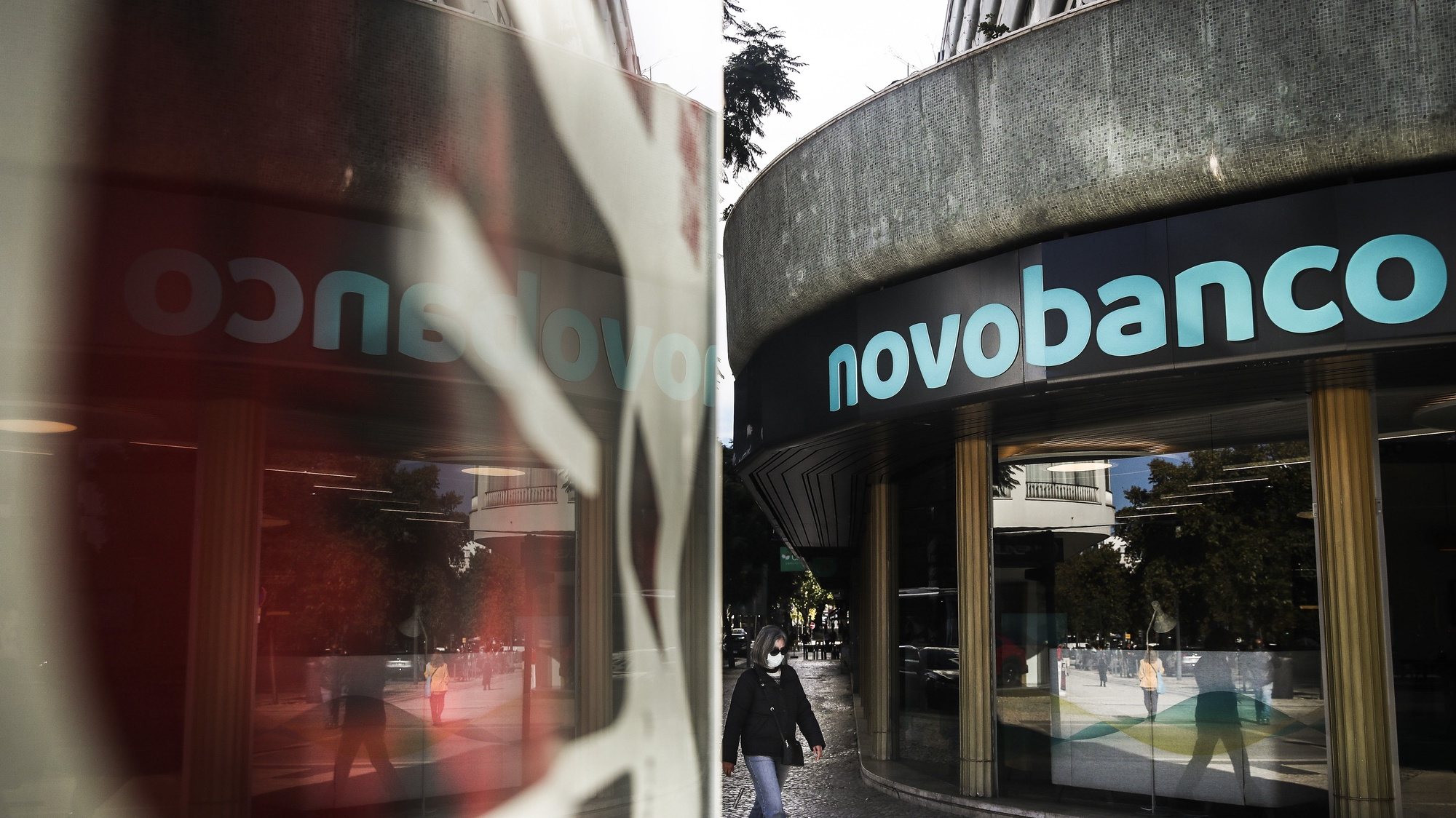 Uma pessoa passa por um balcão do Novo Banco após a aplicação da nova imagem de marca, em Lisboa, 8 de novembro de 2021. MÁRIO CRUZ/LUSA