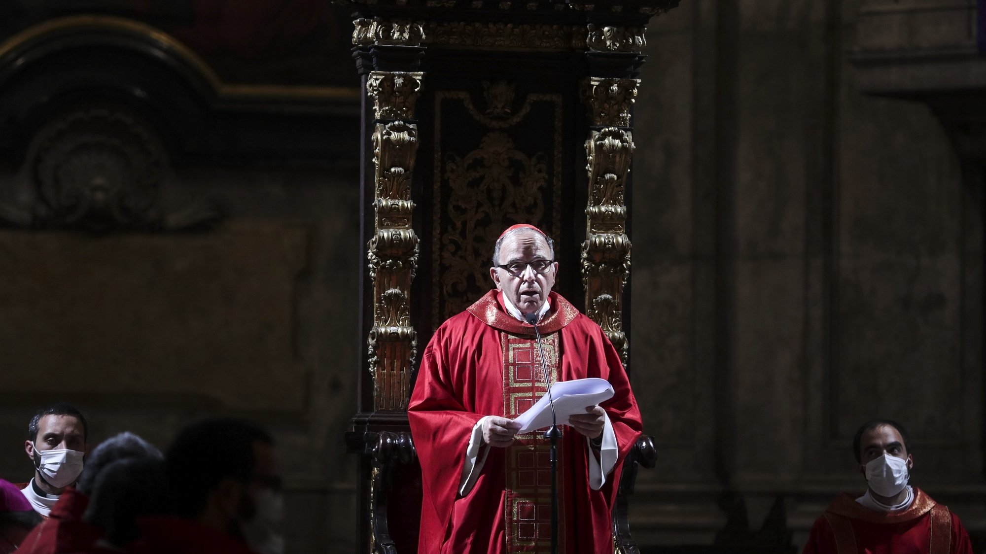 O cardeal patriarca de Lisboa, Manuel Clemente, lê a sua homilia durante o ritual da prostração na missa pascal da Paixão do Senhor, na Sé de Lisboa, 15 de abril de 2022. TIAGO PETINGA/LUSA