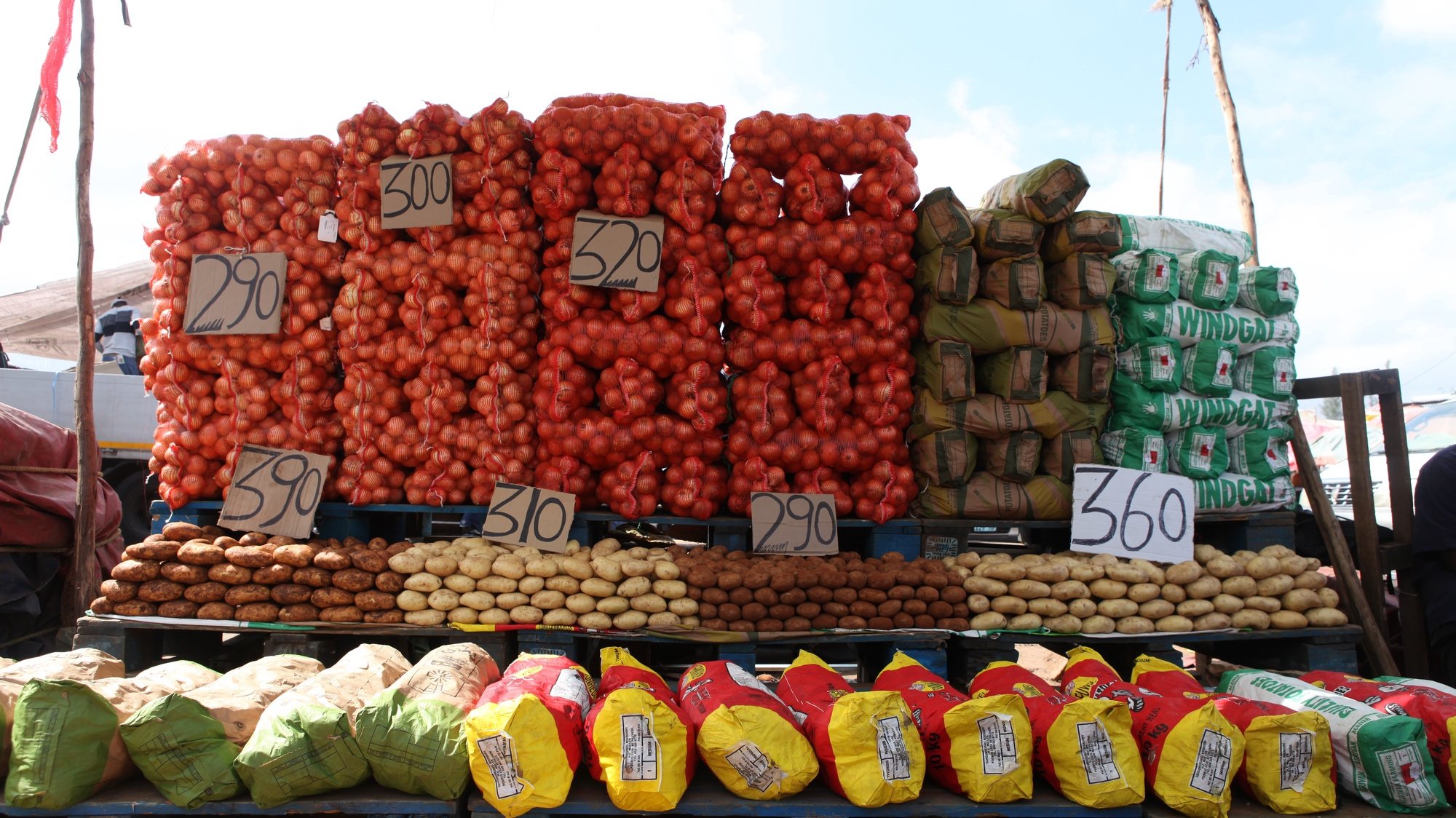 Sacos de cebola e batata amontoados para venda no mercado grossista do Zimpeto, em Maputo, Moçambique, 25 de abril de 2022. Famílias de Maputo já levam menos compras para casa e começam a mudar de hábitos alimentares, como deixar a comida do jantar para o pequeno-almoço do dia seguinte, sem pão, devido à subida de preços na capital. LUÍSA NHANTUMBO/LUSA