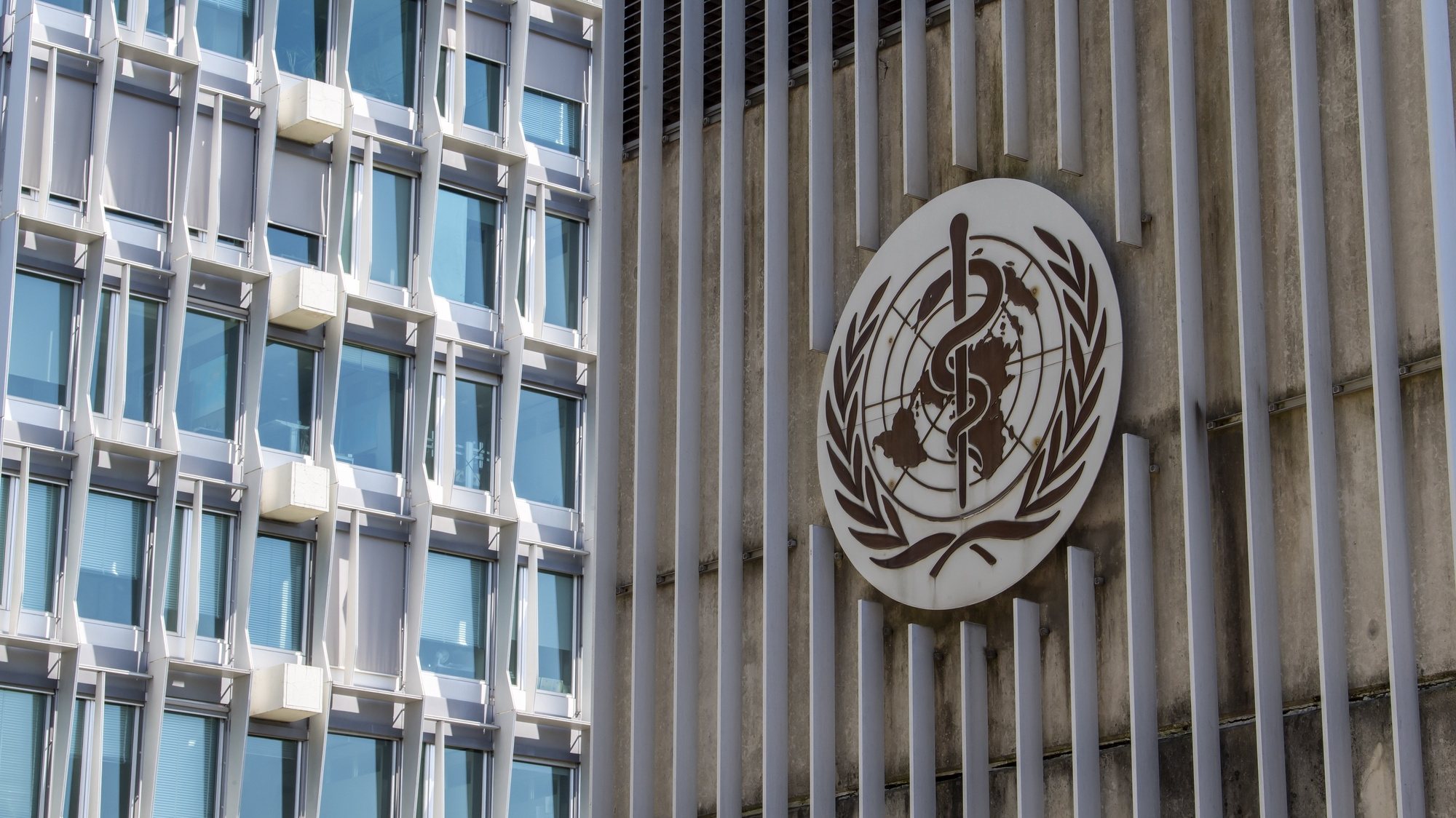 epa08954875 (FILE) - The logo and building of the World Health Organization (WHO) headquarters in Geneva, Switzerland, 15 April 2020 (reissued 21 January 2021). US President Joe Biden in the first hours in office signed several executive orders reversing policies of his predecessor including on the coronavirus pandemic, the Paris climate agreement and Trump&#039;s controversial border wall.  EPA/MARTIAL TREZZINI *** Local Caption *** 56025783