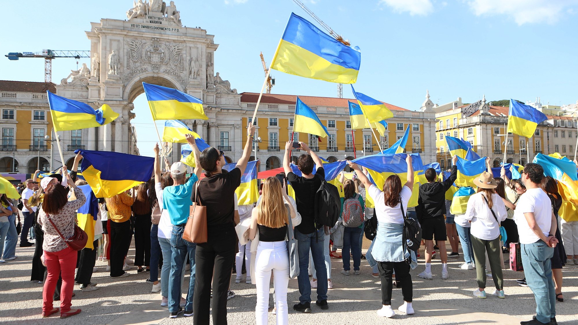 Cidadãos ucranianos manifestam-se durante a iniciativa &quot;Obrigado a Portugal&quot; (Glória a Portugal), para mostrar a gratidão da comunidade ao país, que recebeu pessoas da Ucrânia, oferecendo abrigo, trabalho, e ajuda humanitária, no Terreiro do Paço, em Lisboa, 30 de abril de 2022. ANTÓNIO PEDRO SANTOS/LUSA