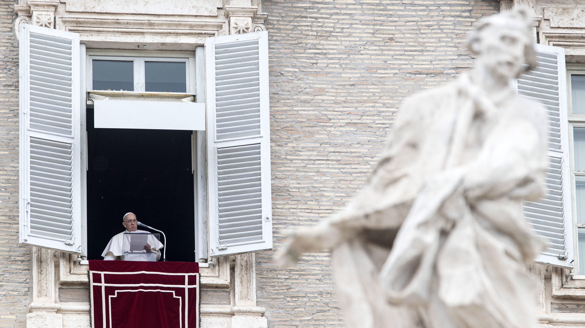 epa09933342 Pope Francis leads Regina Coeli prayer from the window of his office overlooking Saint Peter&#039;s Square, Vatican City, 08 May 2022.  EPA/MASSIMO PERCOSSI