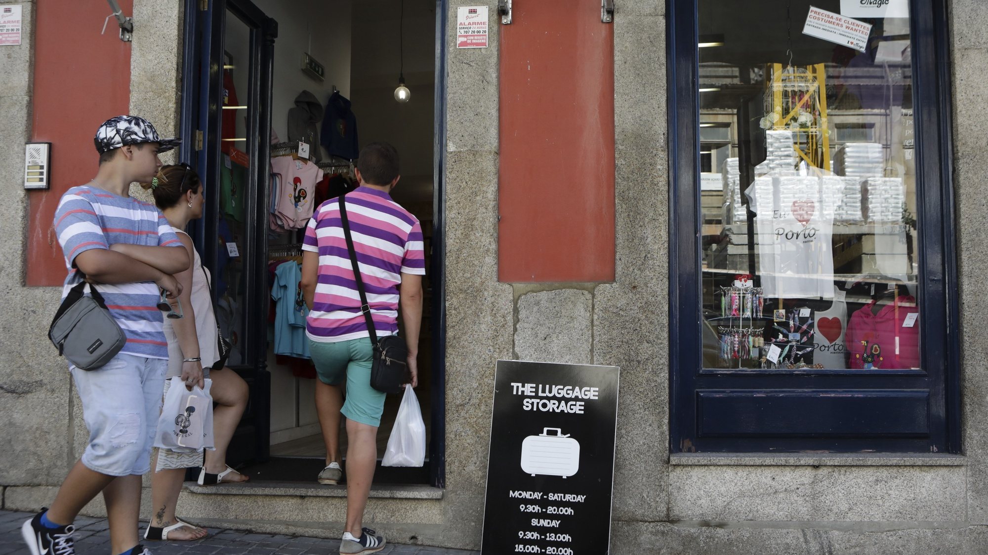 Estabelecimento na rua Mouzinho da Silveira para depósitar bagagens, Porto, 17 de agosto de 2017. O negócio dos ‘lockers’, cacifos para guardar bagagens, floresce no Porto para colmatar uma lacuna no mercado do alojamento local, invadindo cafés, lojas de ‘design’ ou de aluguer de bicicletas e ‘scooters’ ou estações de metro e comboios. (ACOMPANHA TEXTO DE 21/08/2017) JOSÉ COELHO/LUSA
