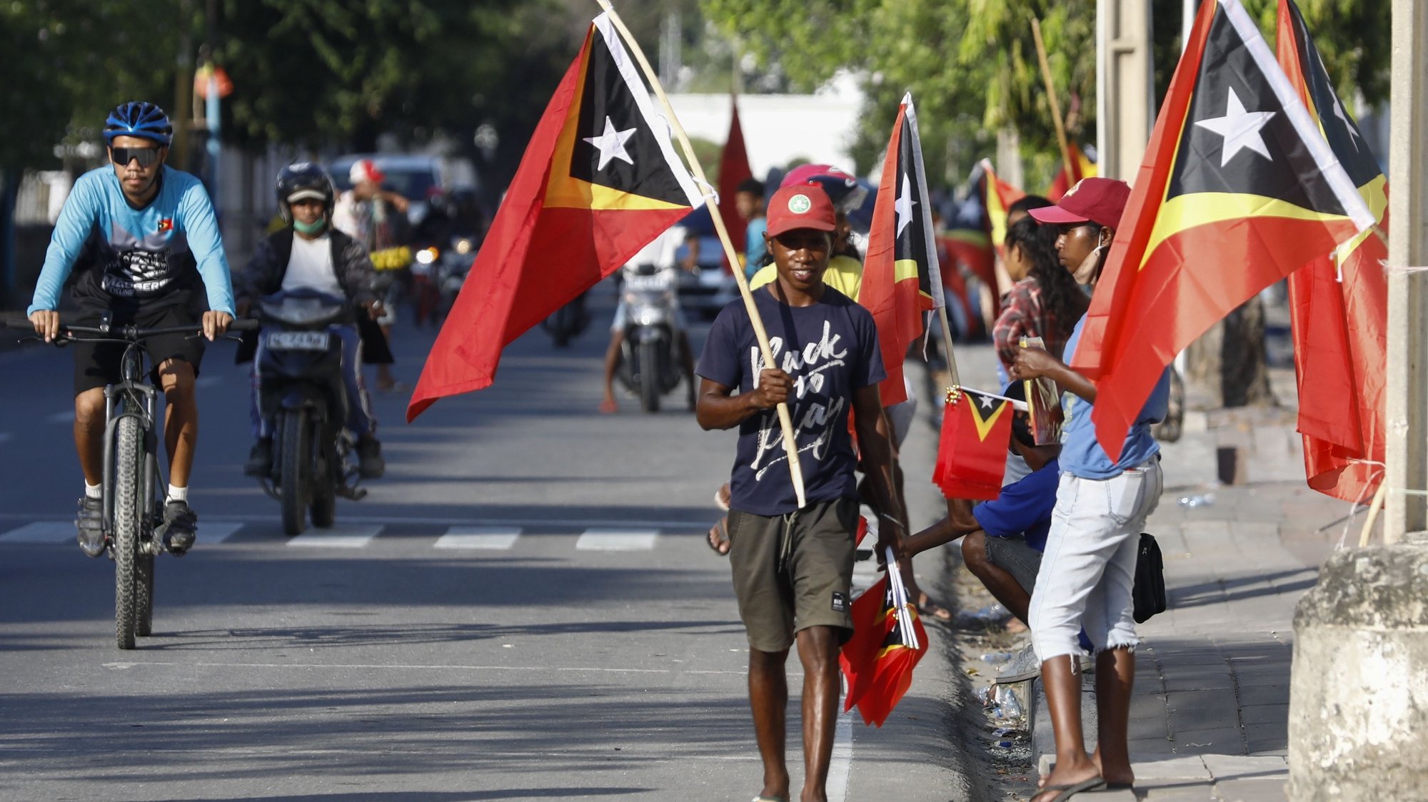A poucos dias dos 20 anos da restauração da independência de Timor-Leste, bandeiras de todos os tamanhos do país, são agora o principal negócio para os vendedores de rua que se espalham pela capital  em Dili, Timor-Leste, 15 de maio de 2022.  (ACOMMPANHA TEXTO DO DIA 16 MAIO 2022). ANTÓNIO COTRIM/LUSA
