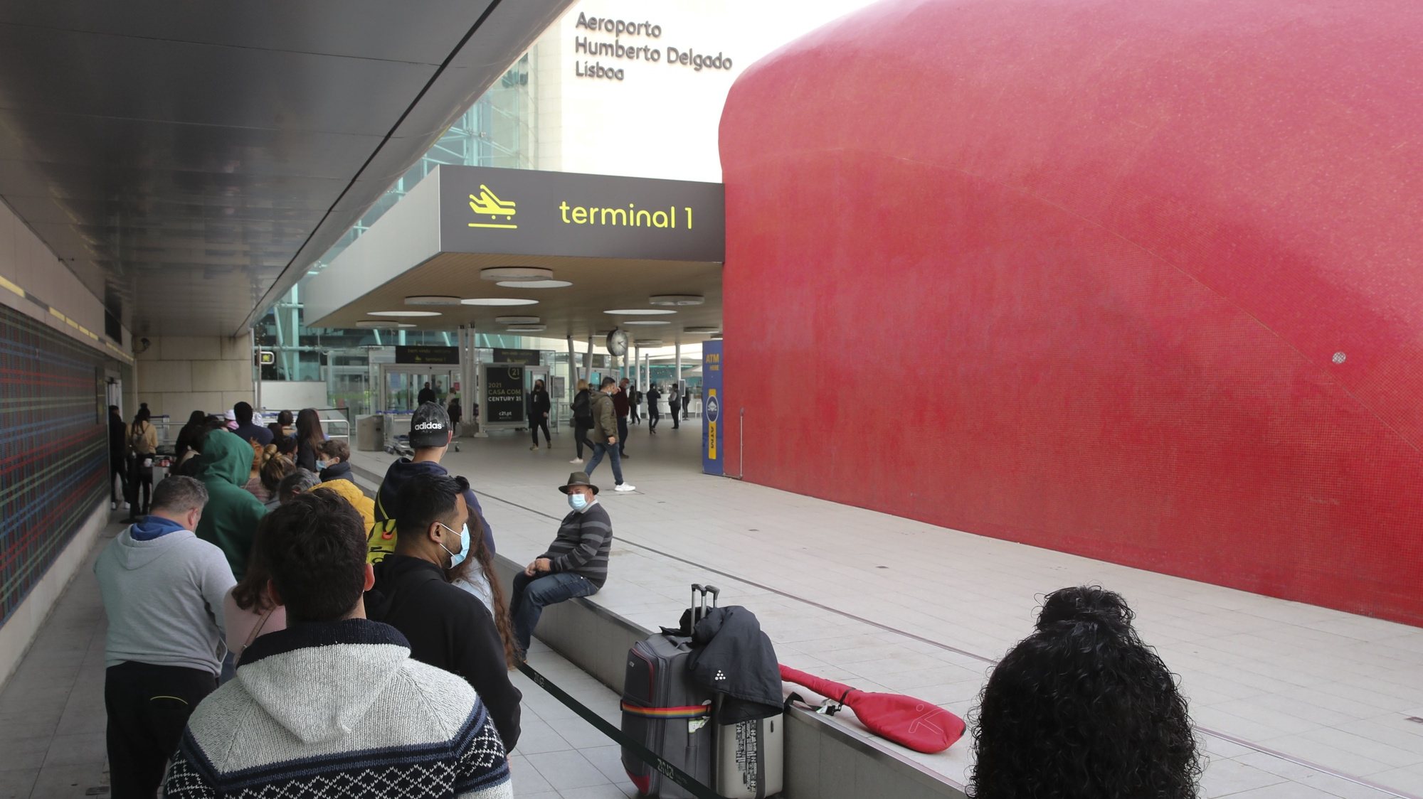 Passageiros aguardam na fila para testes à covid-19 no Aeroporto de Lisboa, responsável do laboratório diz que filas existem porque é o único local aberto em Lisboa para fazer teste Covid, 02 de janeiro de 2022. MANUEL ALMEIDA/LUSA