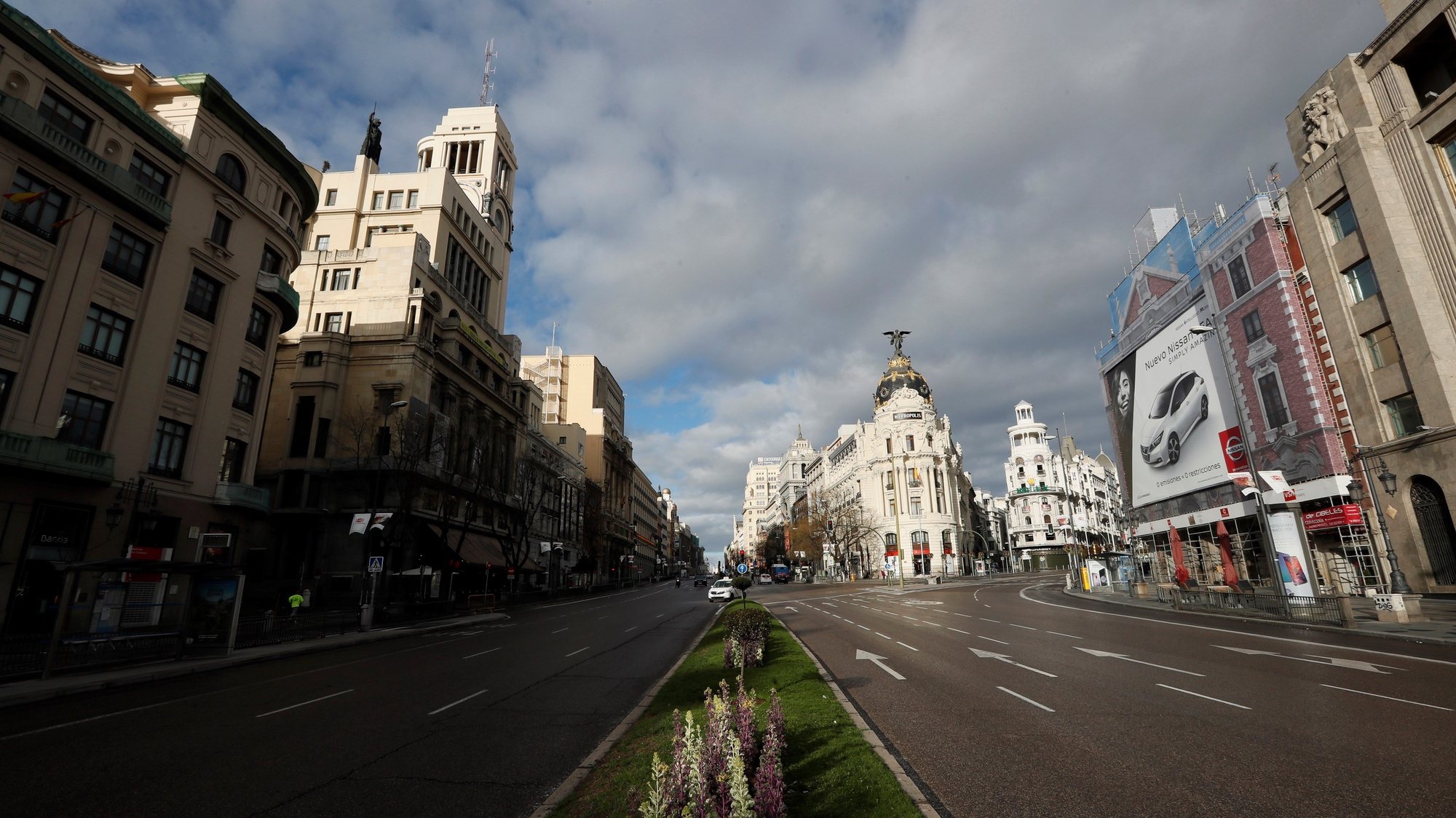 epa06636993 The Gran Via avenue is seen almost empty in downtown Madrid, Spain, 30 March 2018. The Spanish capital has been left almost empty due to Easter holidays in which Madrid residents leave to disconnect a few days from the city&#039;s routine.  EPA/FERNANDO ALVARADO