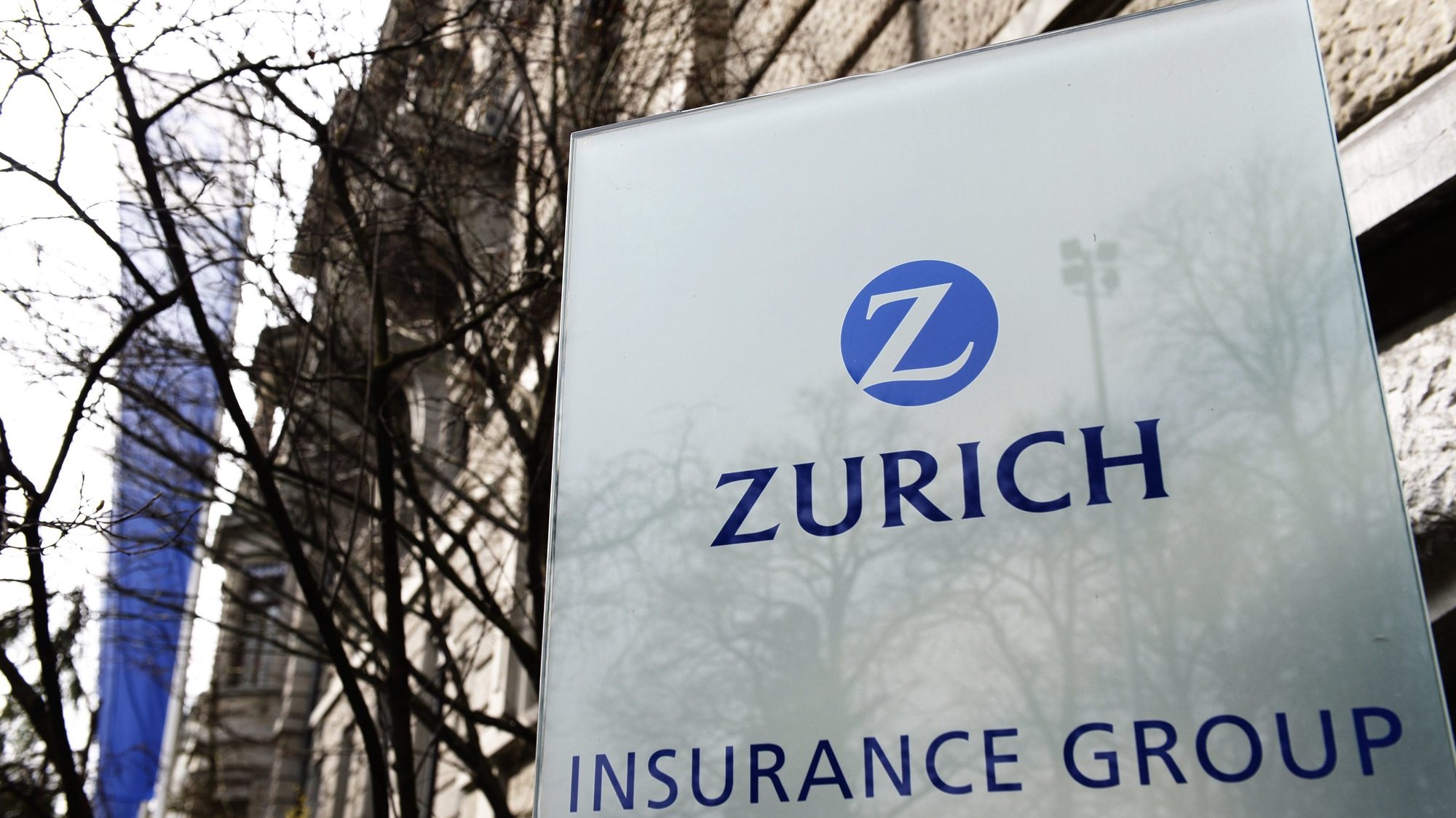 epa04120105 The Logo of Zurich Insurance Group, pictured 11 March 2014 in Zurich, Switzerland. The Swiss Insurance company Zurich today announced plans to cut about 800 jobs globally by the end of 2015.  EPA/STEFFEN SCHMIDT