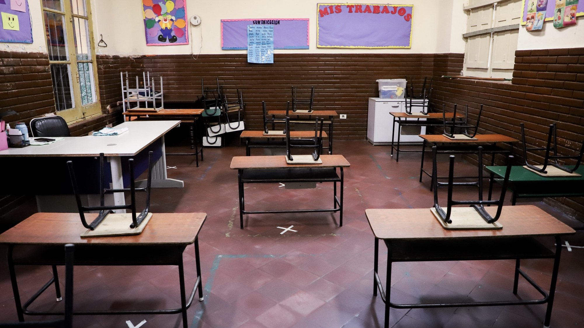 epa09775849 Desks placed within a distance from each other due to coronavirus at the Republic of  Brazil School, in Asuncion, Paraguay, 21 February 2022. Around 1.5 million students returned to school this Monday in Paraguay, which will seek to reinforce immunization against covid-19 in children from 5 years of age in the classroom.  EPA/Nathalia Aguilar