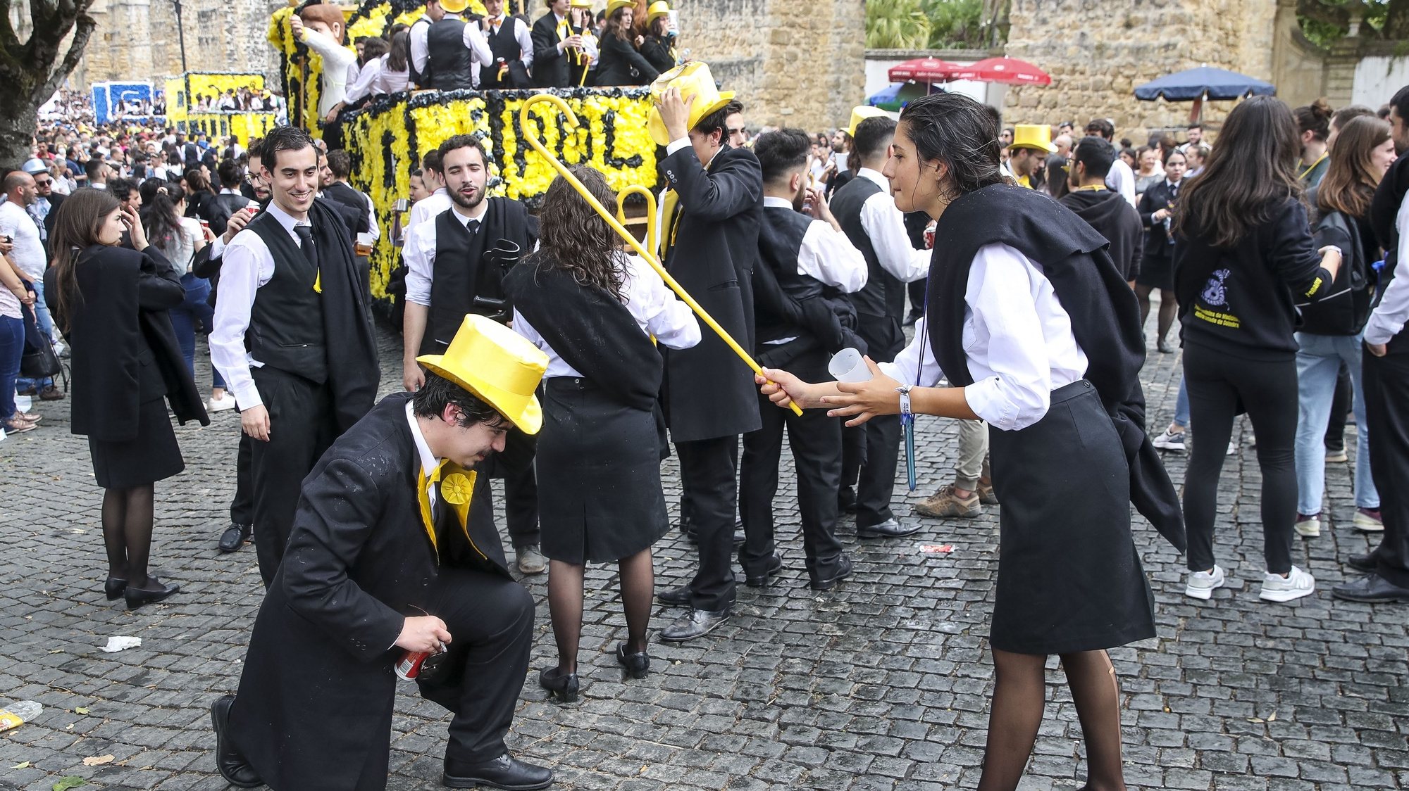 Estudantes universitários participam no cortejo académico da Queima das Fitas da Universidade de Coimbra, em Coimbra, 22 de maio de 2022. PAULO NOVAIS/LUSA