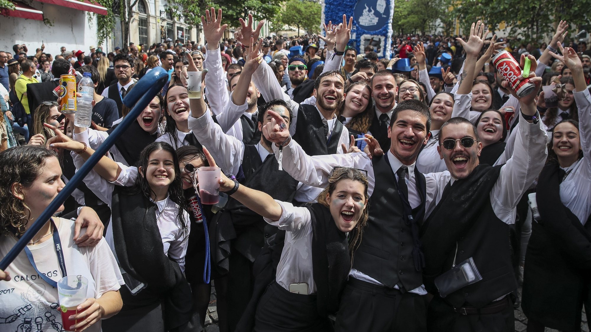 Estudantes universitários participam no cortejo académico da Queima das Fitas da Universidade de Coimbra, em Coimbra, 22 de maio de 2022. PAULO NOVAIS/LUSA