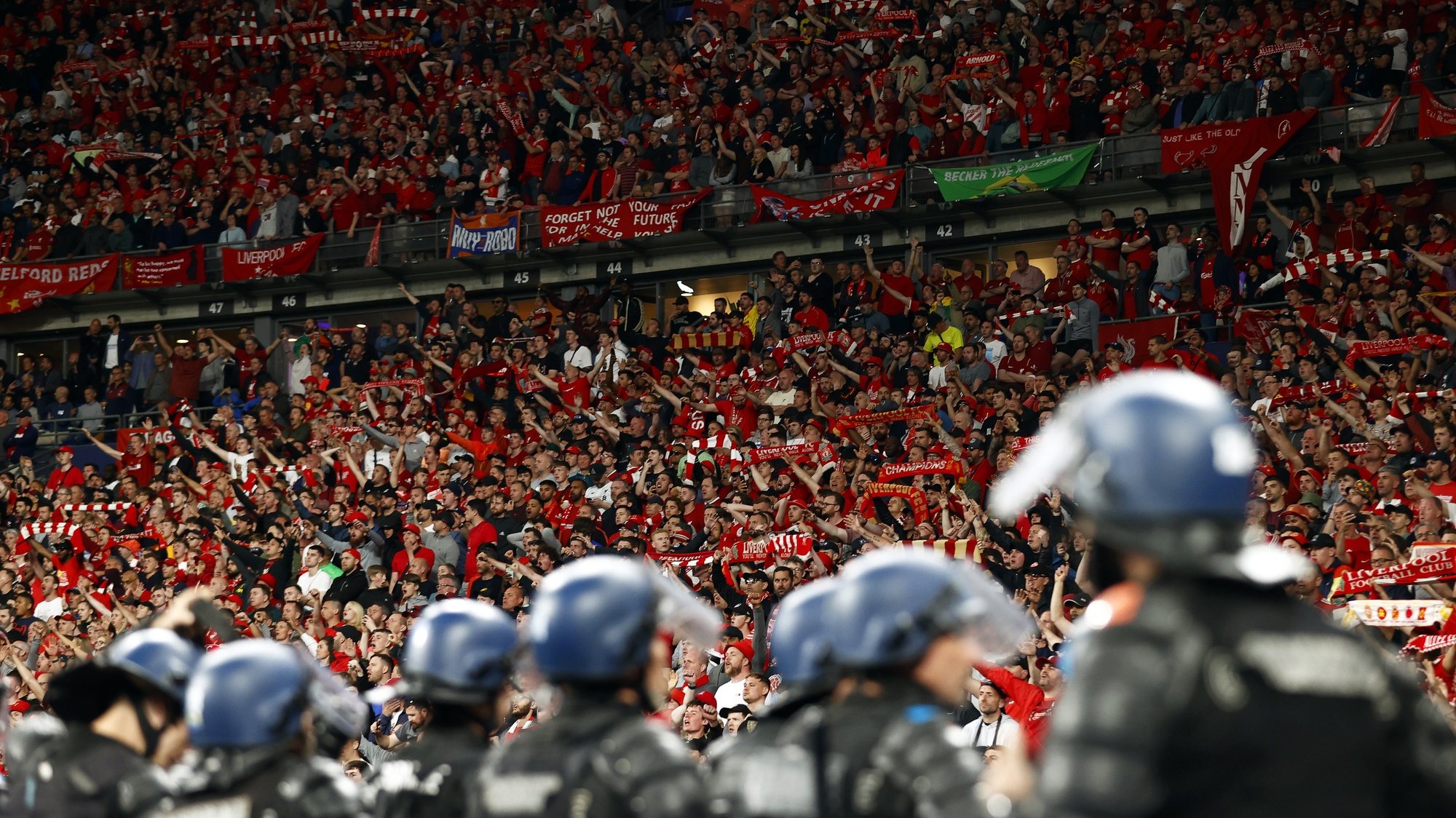 epaselect epa09983609 French riot police in front of Liverpool supporters at the end of the UEFA Champions League final between Liverpool FC and Real Madrid at Stade de France in Saint-Denis, near Paris, France, 28 May 2022. Real Madrid won 1-0.  EPA/YOAN VALAT
