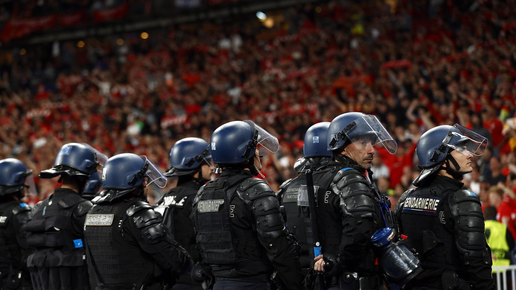 epa09983608 French riot police in front of Liverpool supporters at the end of the UEFA Champions League final between Liverpool FC and Real Madrid at Stade de France in Saint-Denis, near Paris, France, 28 May 2022. Real Madrid won 1-0.  EPA/YOAN VALAT