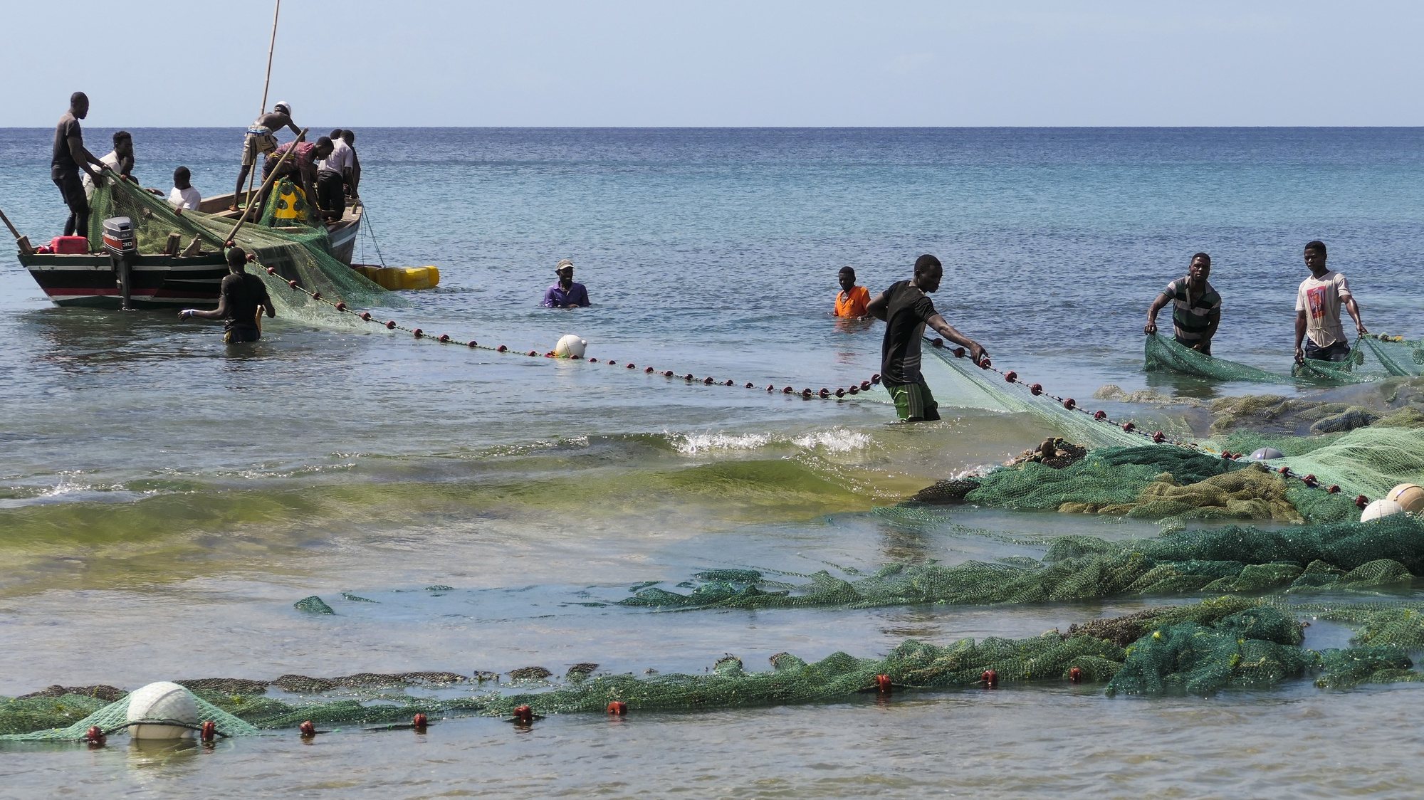 Pescadores puxam as redes do mar em Pemba, Cabo Delgado, Moçambique, 02 de junho de 2022. As águas ricas que lhe davam rendimento estão agora vedadas pelas forças de segurança por causa da insurgência armada na região. (ACOMPANHA TEXTO DA LUSA DO DIA ?? DE JUNHO DE 2022). RUI CELESTINO MINJA/LUSA