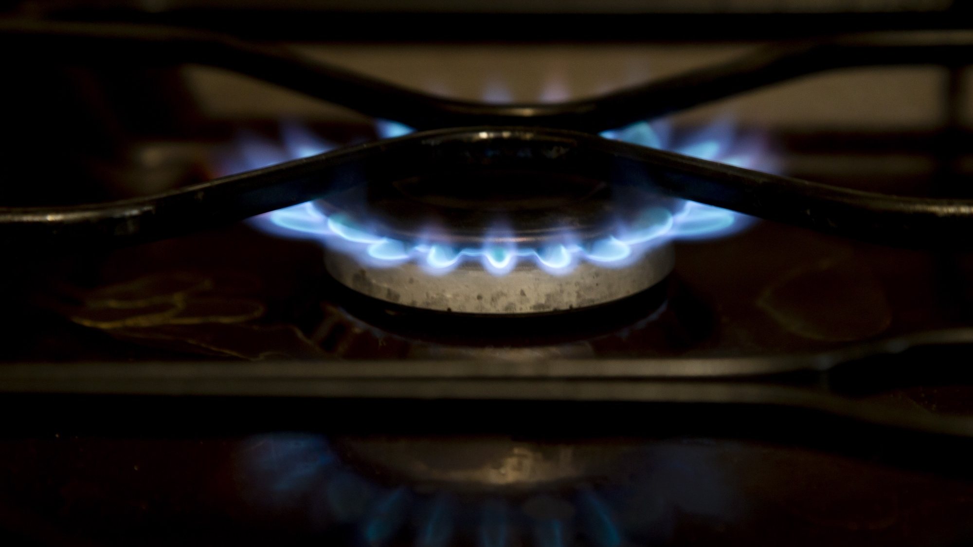 epa09712528 Gas is burning on a gas stove in a house in Chisinau, Moldova, 27 January 2022. Moldova faces an energy crisis with gas prices rising to 646 US dollar per cubic meter.  EPA/DUMITRU DORU