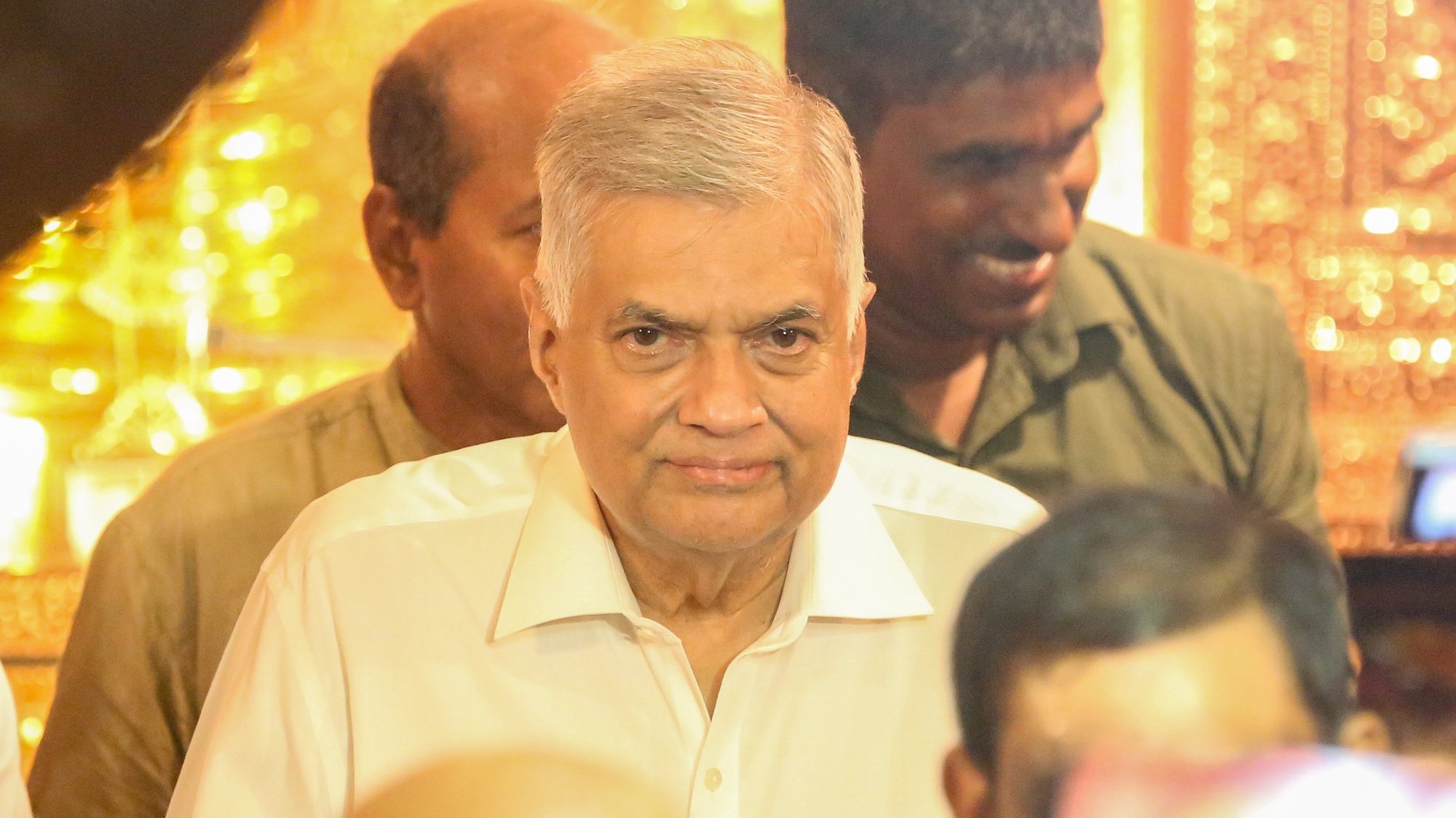 epa09942491 Sri Lankan newly appointed prime minster Ranil Wickremesinghe (C) arrives to the Buddhist temple in Colombo, Sri Lanka, 12 May 2022. United National Party (UNP) leader Ranil Wickremesinghe was sworn in as the 26th Prime Minister of Sri Lanka before President Gotabhaya Rajapaksa on May 12 at the President&#039;s House.  EPA/CHAMILA KARUNARATHNE