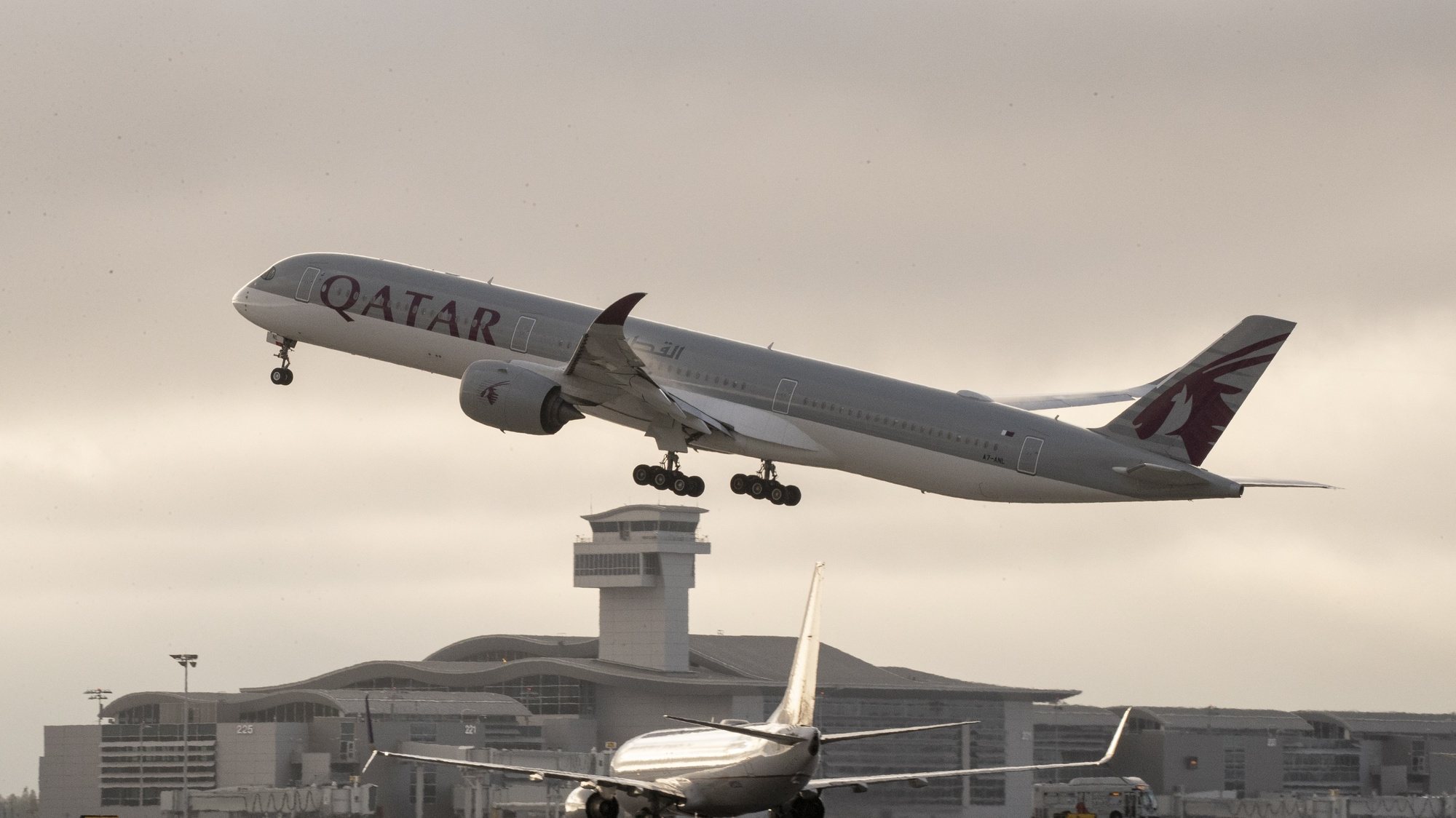 epaselect epa09999915 Qatar Airways Airbus A350-1041 takes off from the Los Angeles Airport in Los Angeles, California, USA, 06 June 2022.  EPA/ETIENNE LAURENT