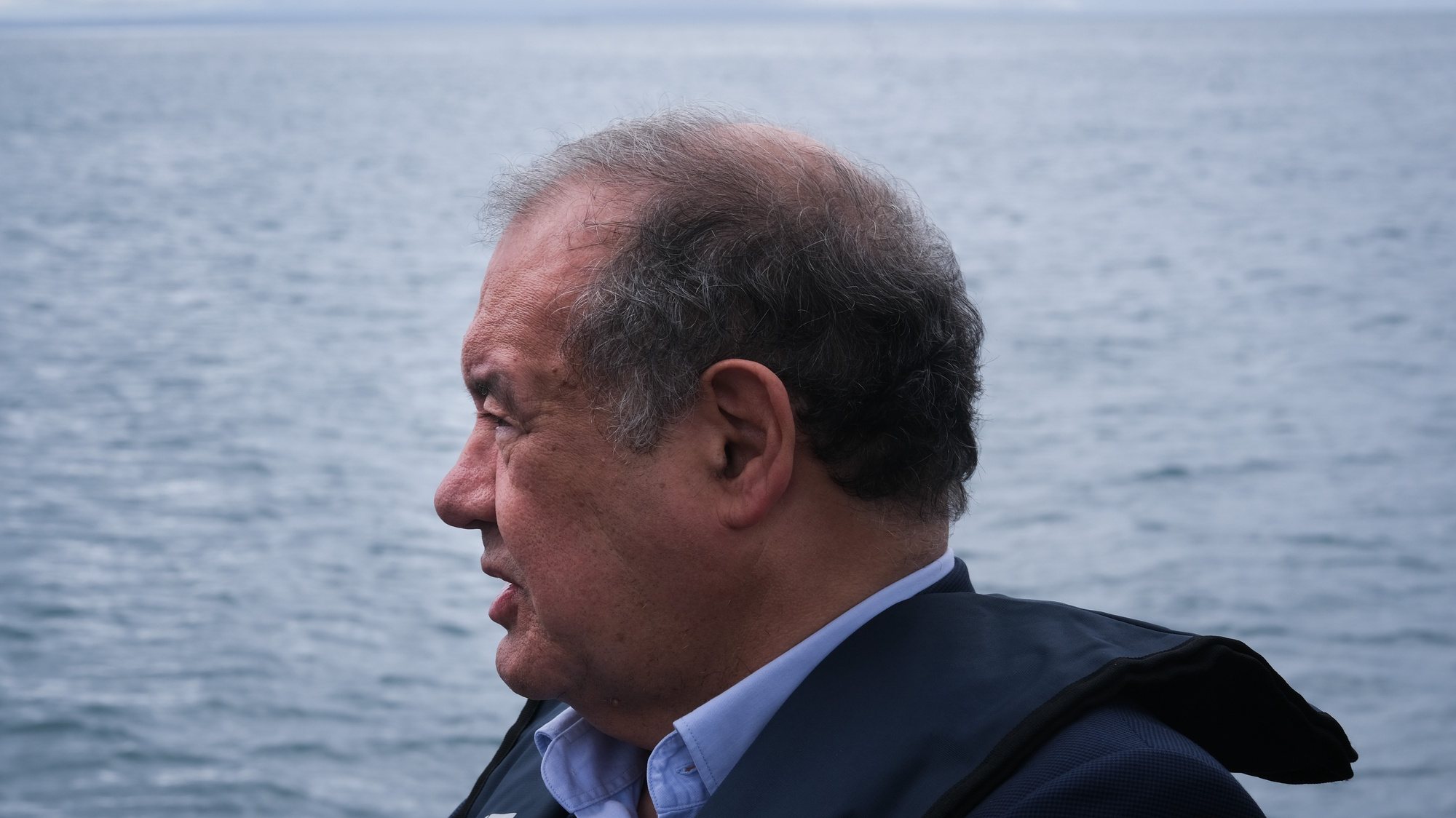 O ministro da Economia e do Mar, António Costa Silva, a bordo do galeão &quot; Estou para Ver&quot; no âmbito de uma visita ao Projeto de Recuperação das Florestas Marinhas, ao largo de Cascais, 7 de junho de 2022.O projeto científico pretende mostrar a viabilidade da reflorestação de algas para captura de CO2. MÁRIO CRUZ/LUSA