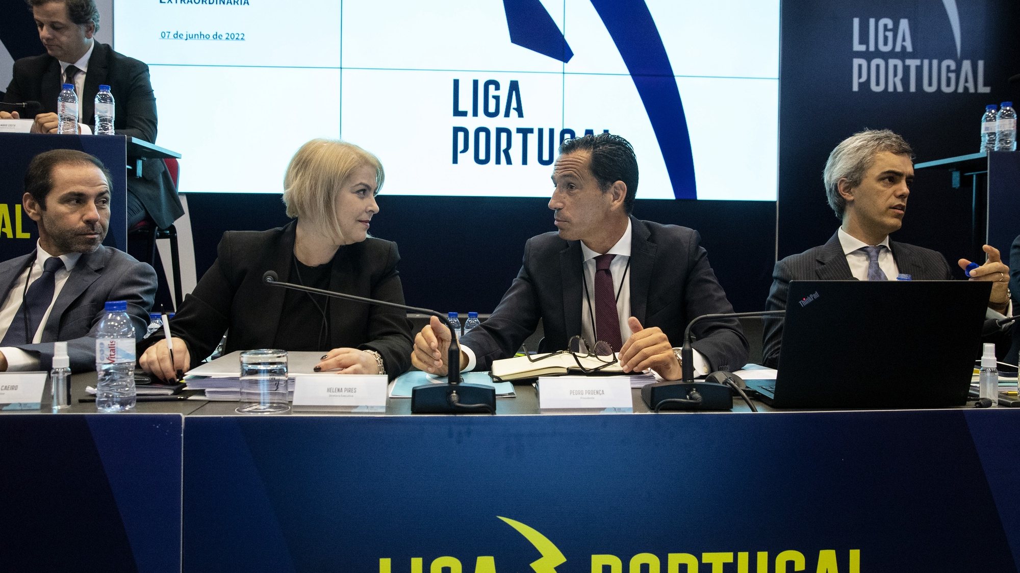Pedro Proença (2-D), presidente da Liga Portuguesa de Futebol Profissional (LPFP) e Helena Pires (2-E), diretora executiva da LPFP na assembleia-geral extraordinária da Liga Portuguesa de Futebol Profissional (LPFP), para leitura e aprovação da ata da reunião extraordinária da Assembleia-Geral de 21 de dezembro de 2021, apreciação, discussão e votação das propostas de alteração ao regulamento das competições organizadas pela LPFP, ao regulamento disciplinar e ao regulamento de arbitragem, entre outros assuntos, na sede da LPFP, Porto, 7 de junho de 2022 JOSÉ COELHO/LUSA