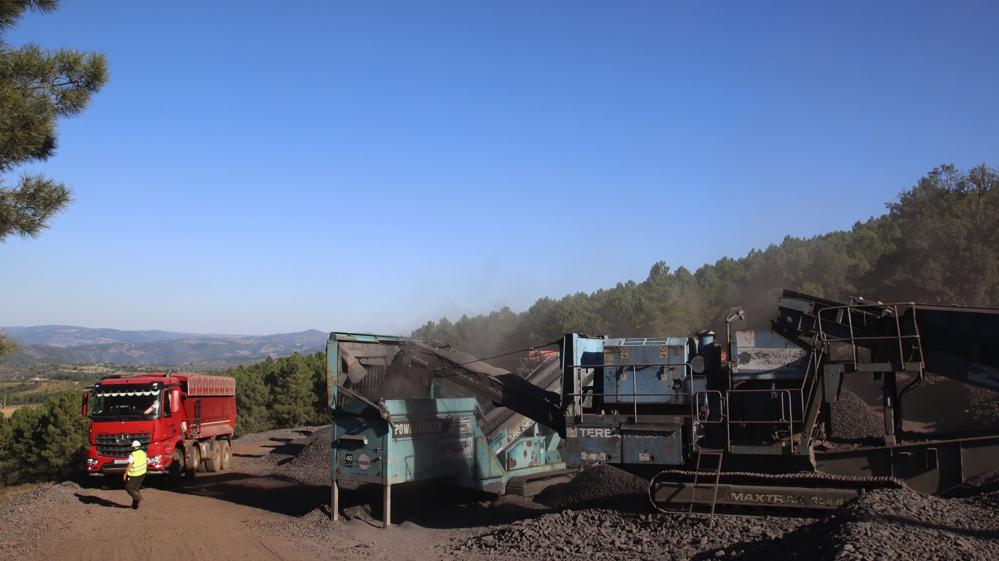 A concessionária das minas de Moncorvo, Aethel Mining Limited, deu início a extração de duas mil toneladas diárias de agregado de ferro de alta densidade, certificado, provenientes do depósito da Mua, 12 de outubro de 2021. O projeto mineiro instalado no cabeço da Mua, no concelho de Torre de Moncorvo, no distrito de Bragança, foi retomado no dia 13 março de 2020, após 38 anos de abandono, estando previsto um investimento de 550 milhões de euros para os próximos 60 anos. ( ACOMPANHA TEXTO DO DIA 13 DE OUTUBRO DE 2021). FOTO FRANCISCO PINTO/LUSA