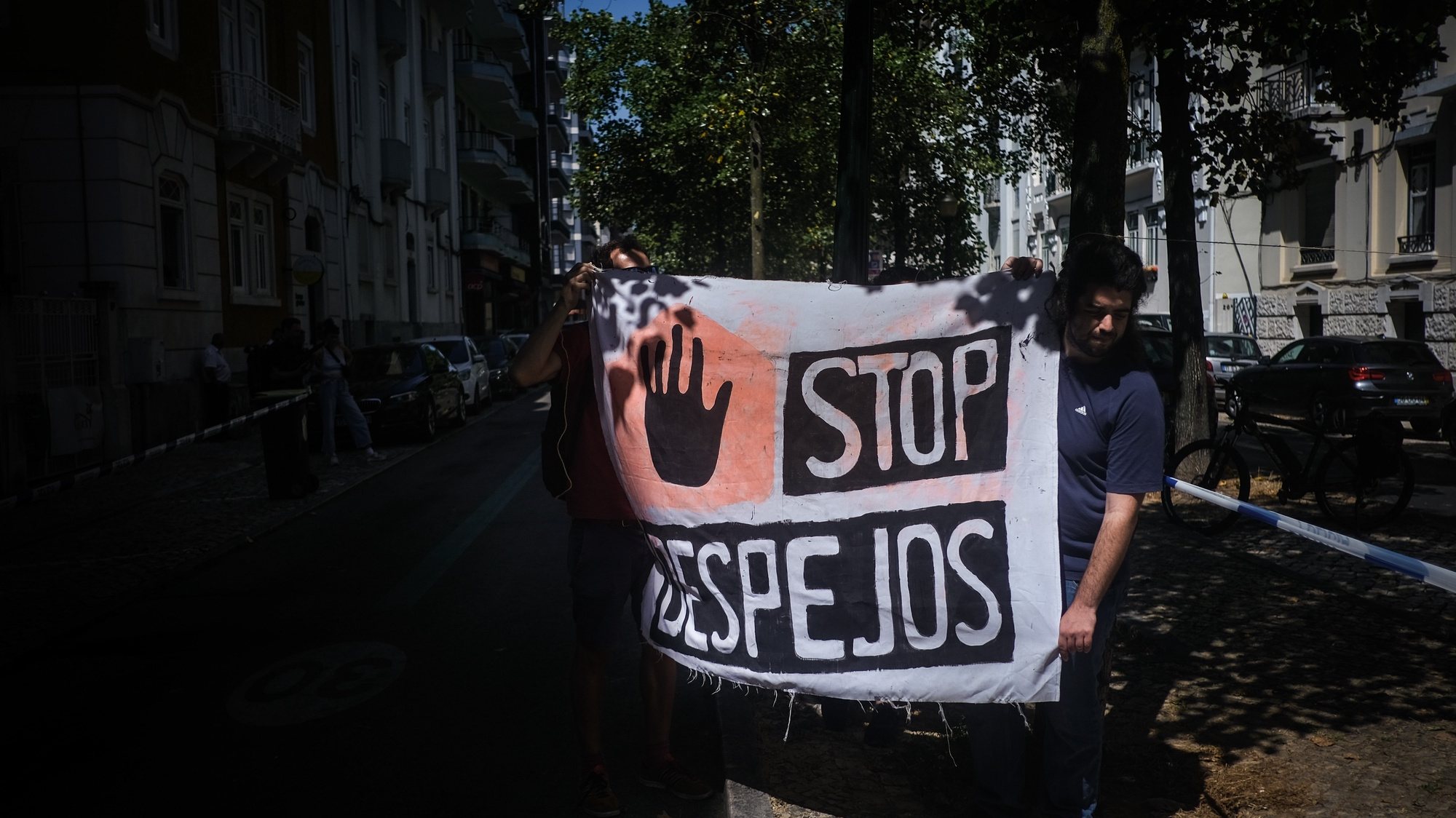 Manifestantes participam numa concentração pelo fim dos despejos, convocada pelas Associação Habita, Habitação Hoje e Stop Despejos, frente ao Ministério das Infraestruturas e da Habitação, em Lisboa, 06 de julho de 2022. MÁRIO CRUZ/LUSA