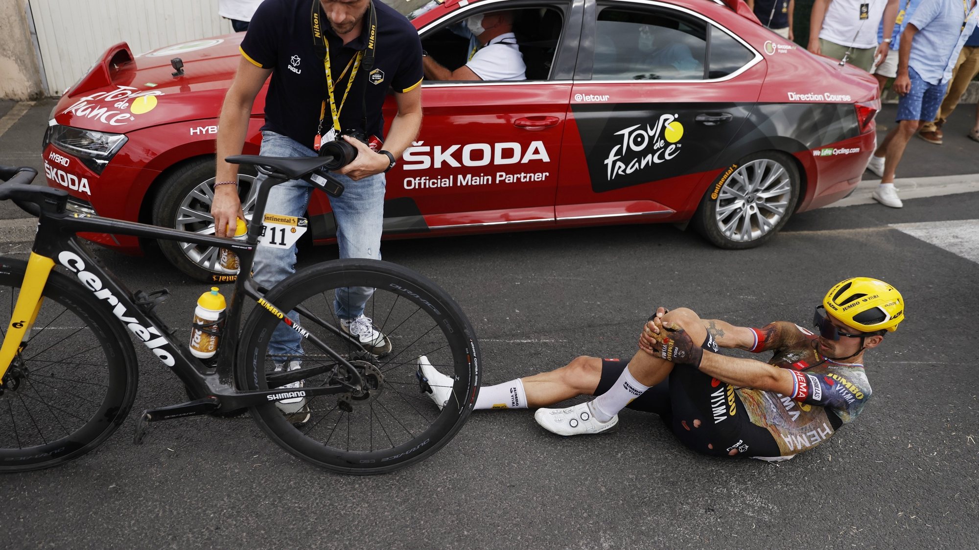 epa10055183 Slovenian rider Primoz Roglic of Jumbo Visma crashes and fall during the 5th stage of the Tour de France 2022 over 157km from Lille to Arenberg Porte de Hainaut, Wallers-Arenberg, France, 06 July 2022.  EPA/GUILLAUME HORCAJUELO