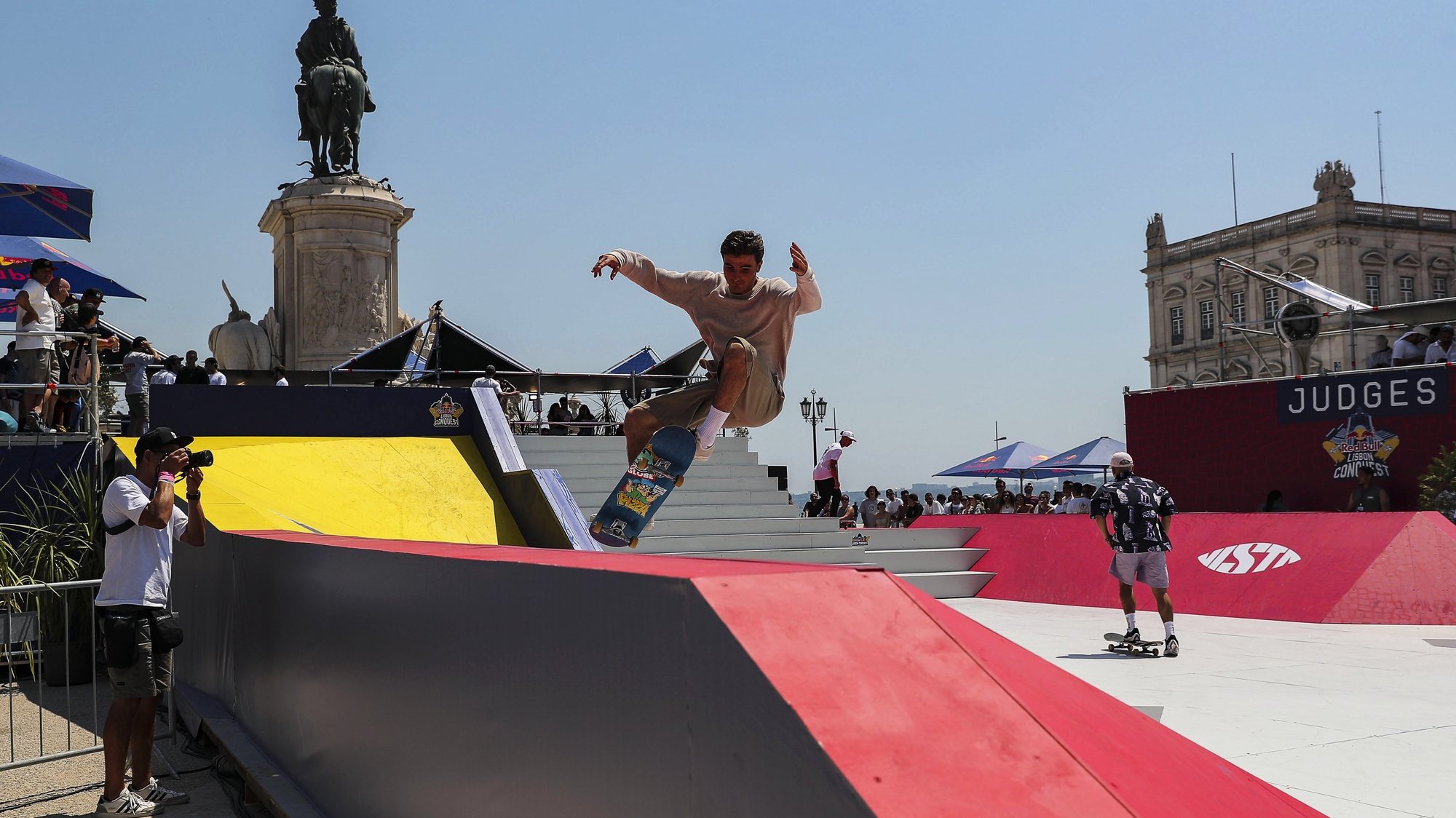epa10063960 Skaters in action during the Red Bull Lisbon Conquest Skateboarding competition in Lisbon, Portugal, 10 July 2022.  EPA/MIGUEL A. LOPES