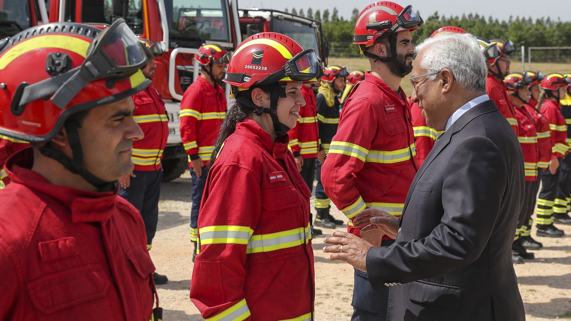 O primeiro-ministro, António Costa (D), fala com uma bombeira em parada, durante a visita a um Grupo de Reforço de Bombeiros em pré-posicionamento, ao pessoal da UEPS e ao Helicóptero de Coordenação Força Aérea, no Centro de Meios Aéreos da Lousã, na Lousã, 11 de julho de 2022. PAULO NOVAIS/LUSA