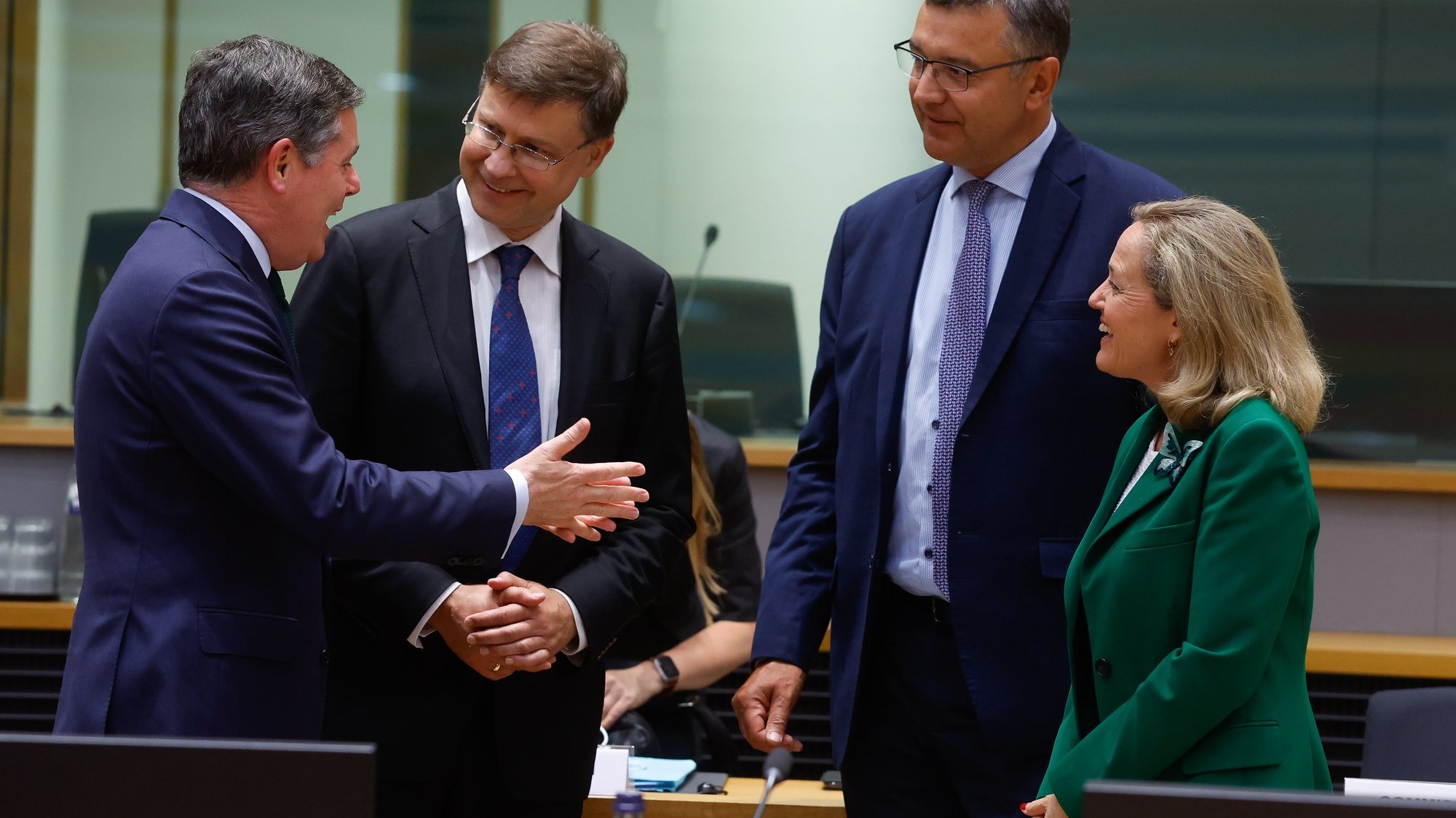 epa10065128 (L-R) President of the Eurogroup and Irish Finance Minister Paschal Donohoe, European Commission Executive Vice President Valdis Dombrovskis,  Latvian Finance Minister Janis Reirs and  Spanish Economy Minister Nadia Calvino  a the start of an Eurogroup meeting at the European Council in Brussels, Belgium, 11 July 2022.  EPA/STEPHANIE LECOCQ