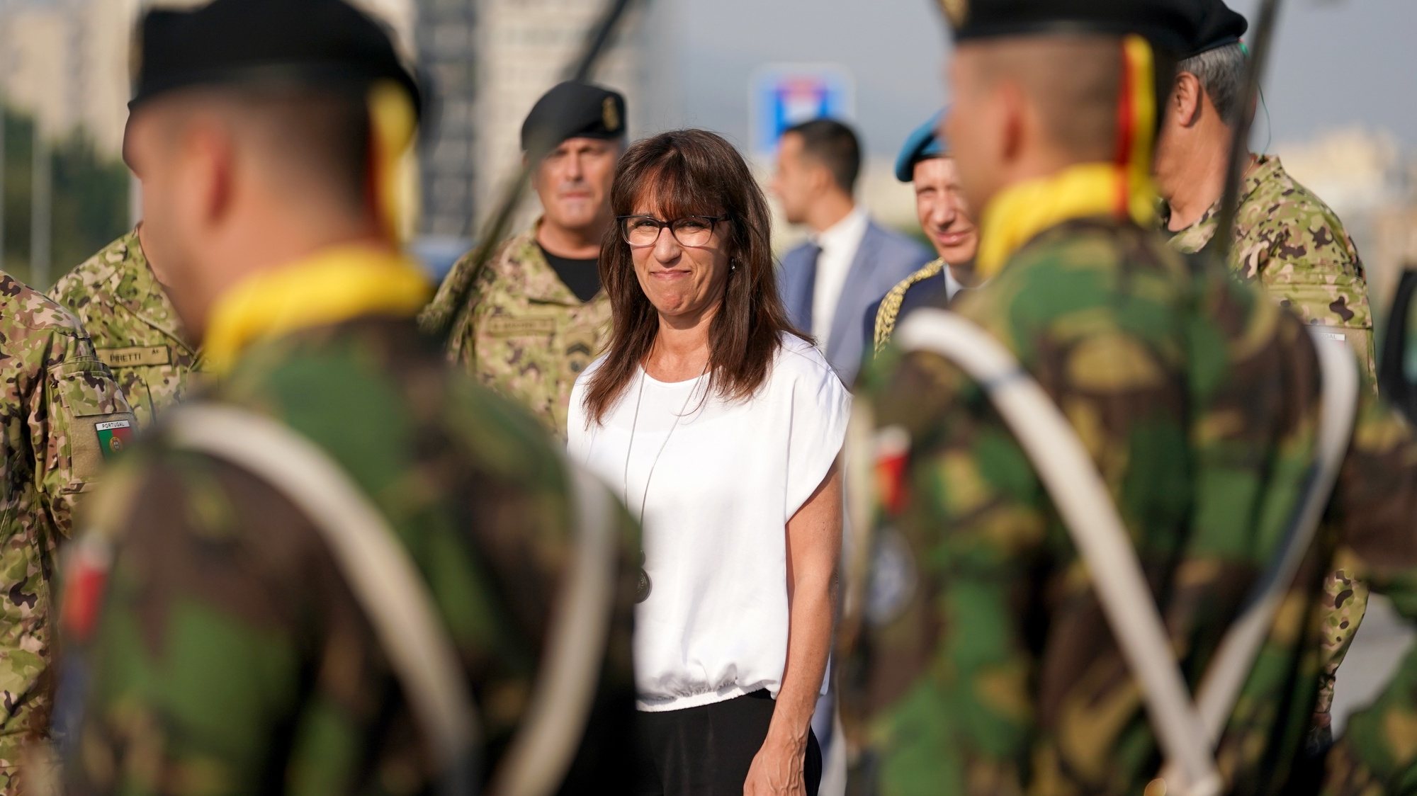 A ministra da Defesa Nacional, Helena Carreiras (C), passa revista às tropas em parada durante a cerimónia da celebração no Dia da Defesa Nacional, no Regimento de Cavalaria n.º 6, em Braga, 15 de julho de 2022. HUGO DELGADO/LUSA