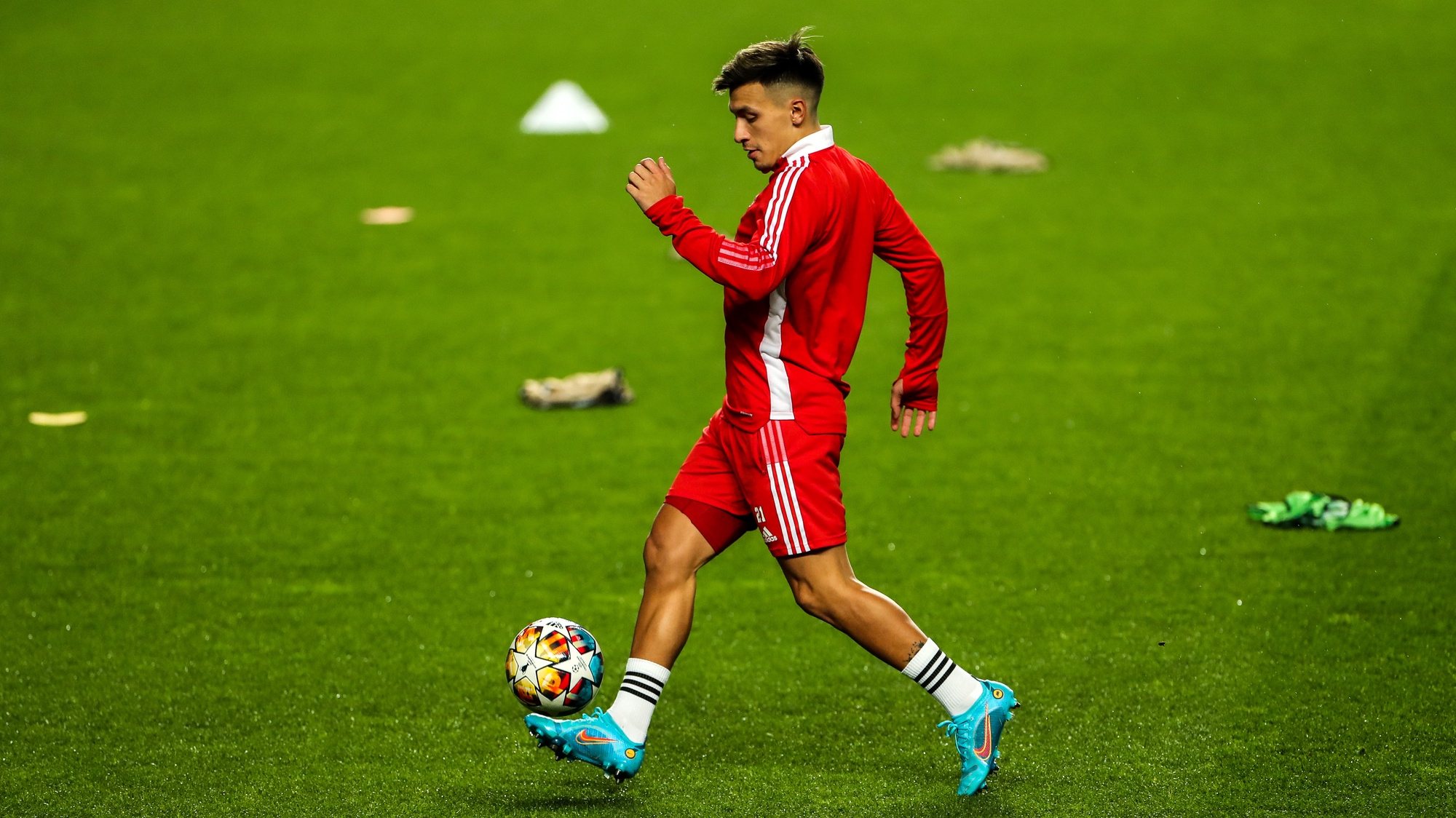 epa09777567 Ajax Amsterdam&#039;s Lisandro Martinez attends a training session of the team at Luz Stadium, in Lisbon, Portugal, 22 February 2022, on the eve of their UEFA Champions League round of 16 first leg soccer match against SL Benfica.  EPA/JOSE SENA GOULAO