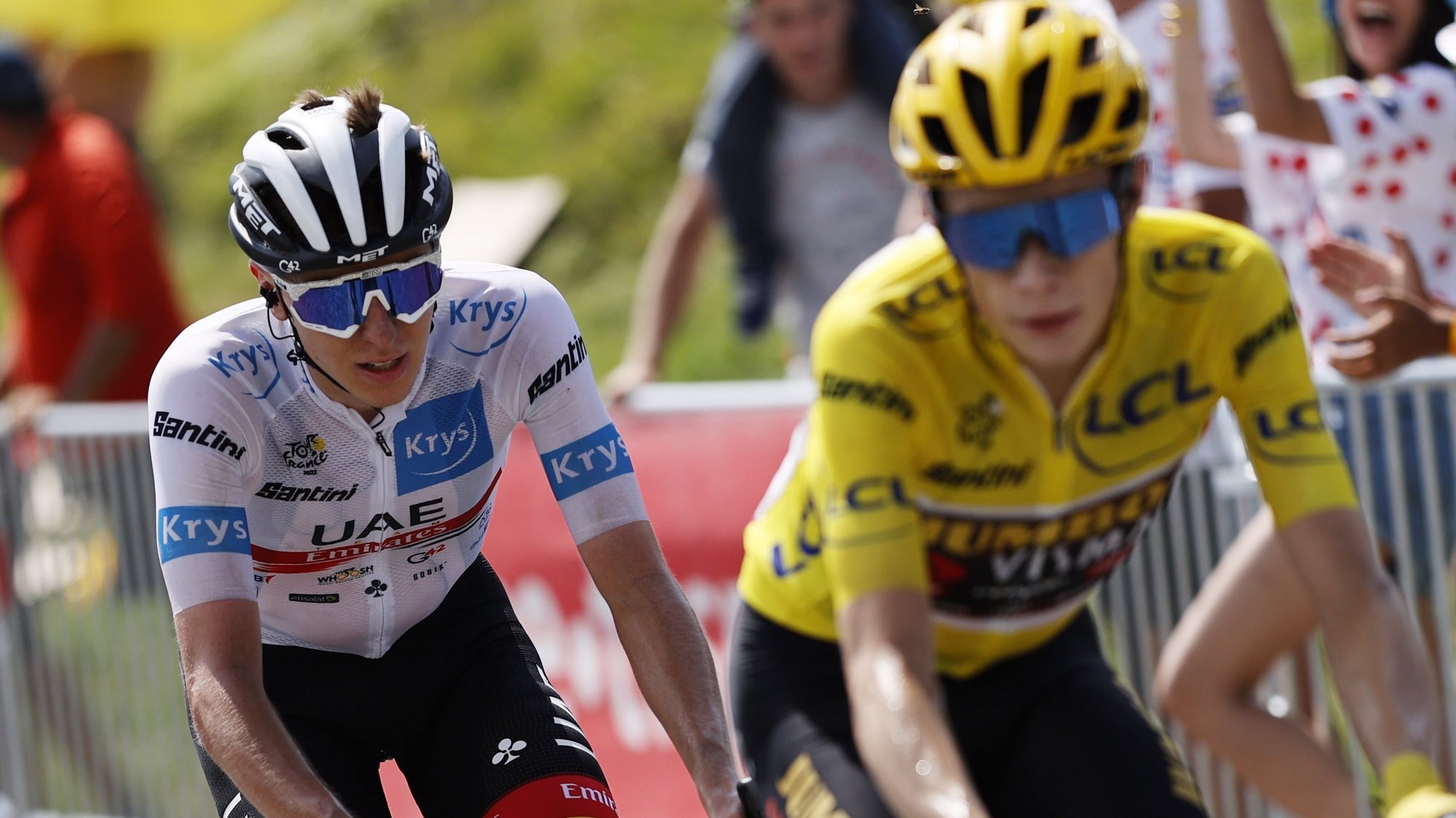 epa10082298 The Yellow Jersey Danish rider Jonas Vingegaard (R) of Jumbo Visma and Slovenian rider Tadej Pogacar (L) of UAE Team Emirates in action during the 17th stage of the Tour de France 2022 over 129.7km from Saint Gaudens to Peyragudes, France, 20 July 2022.  EPA/YOAN VALAT