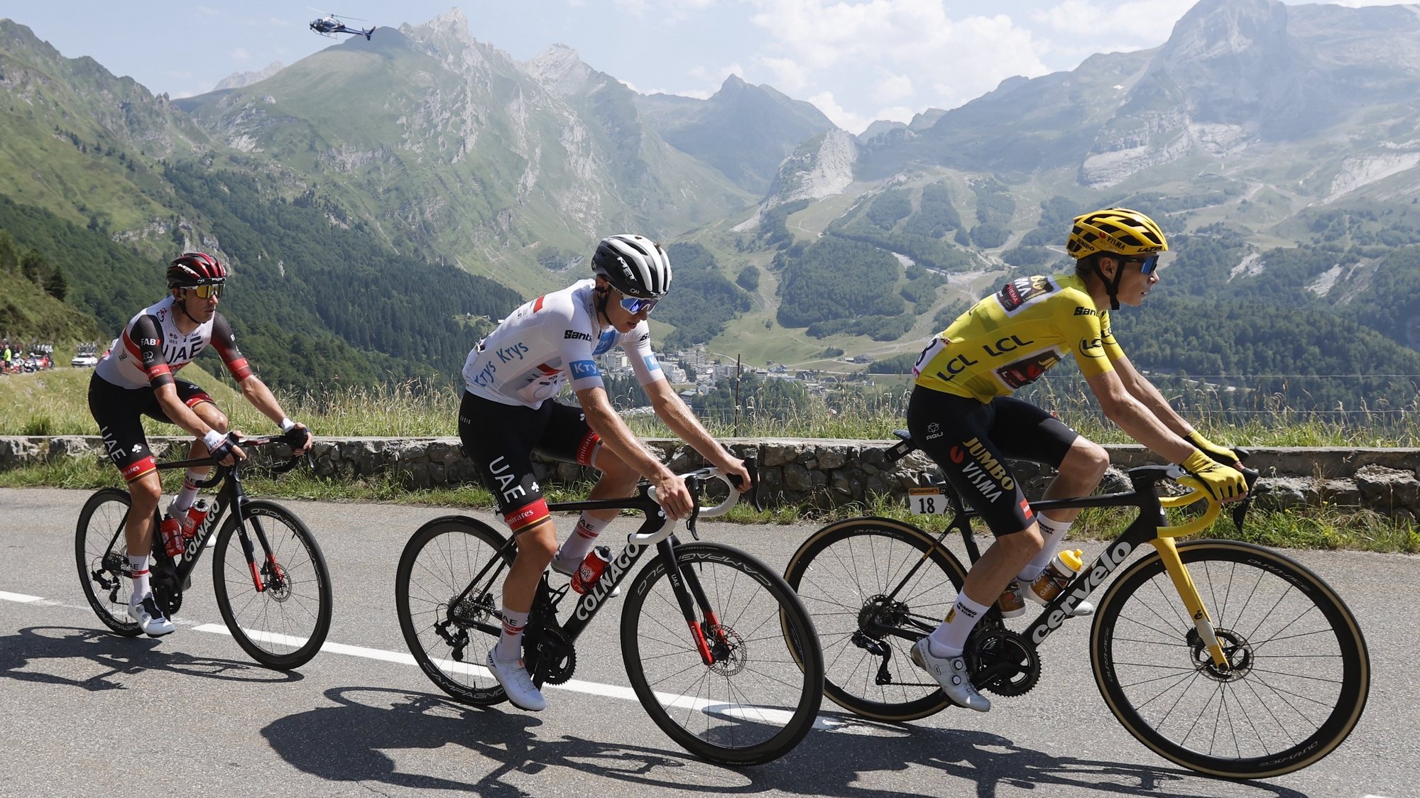 epa10084330 The Yellow Jersey Danish rider Jonas Vingegaard (R) of Jumbo Visma and Slovenian rider Tadej Pogacar (C) of UAE Team Emirates in action during the 18th stage of the Tour de France 2022 over 143.2km from Lourdes to Hautacam, France, 21 July 2022.  EPA/GUILLAUME HORCAJUELO