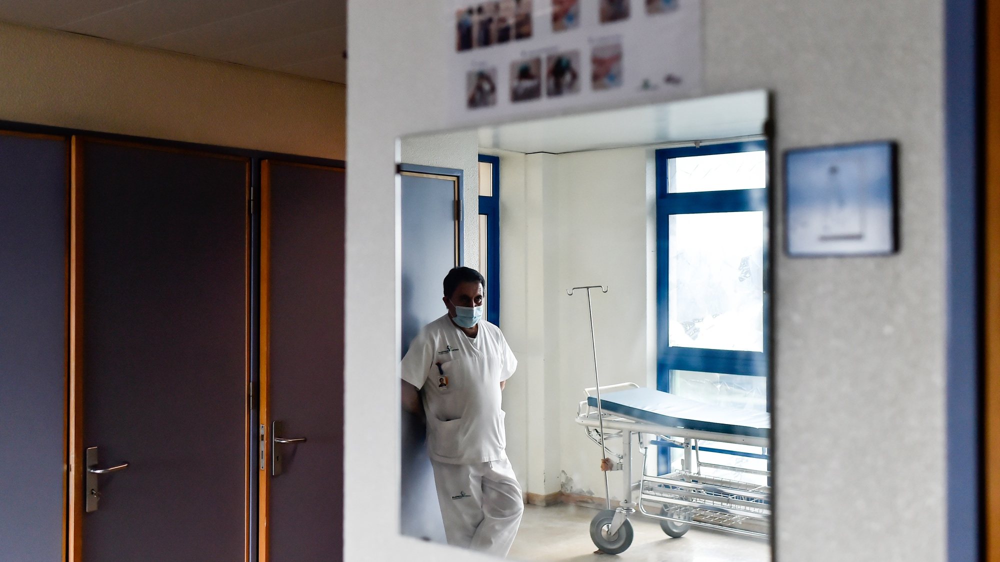 Imagem espelhada de um operacional de saúde durante o turno de trabalho na enfermaria do piso 7 do Centro Hospitalar Tondela Viseu (CHTV), dedicado ao tratamento de doentes com covid-19, em Viseu, 09 de março de 2021. (ACOMPANHA TEXTO DA LUSA DO DIA 10 DE MARÇO DE 2021). NUNO ANDRÉ FERREIRA/LUSA
