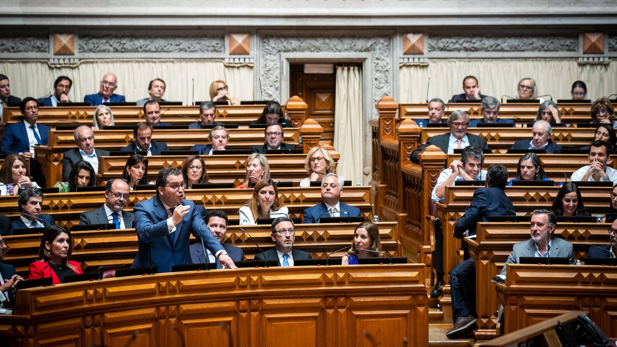 O líder parlamentar do Partido Social Democrata (PSD), Joaquim Miranda Sarmento, usa da palavra durante o debate sobre o Estado da Nação, na Assembleia da República, em Lisboa, 20 de julho de 2022. JOSE SENA GOULÃO/LUSA