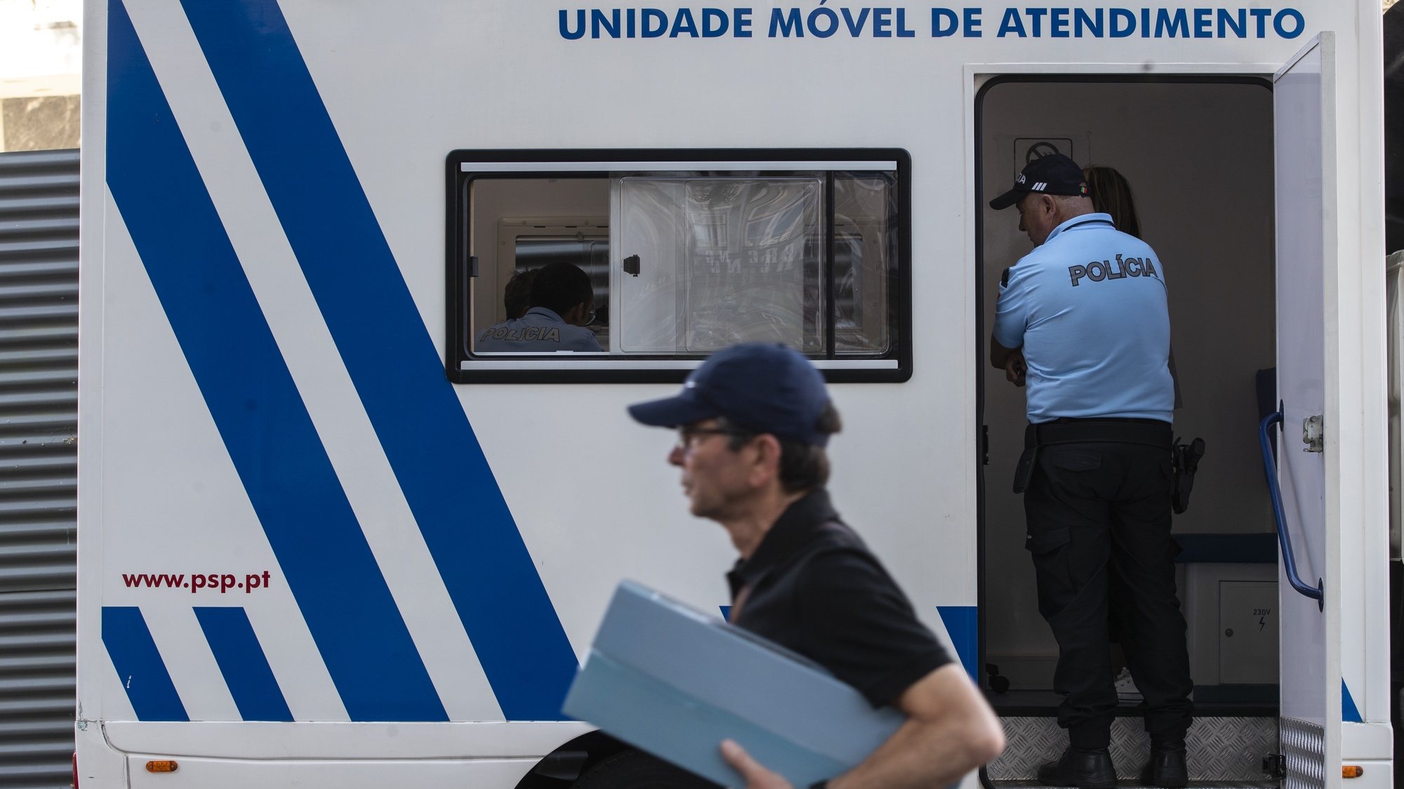 Elemento da Polícia de Segurança Pública (PSP) durante a apresentação das Unidades Móveis de Atendimento da PSP, na Praça da Batalha, no Porto, 28 de julho de 2022. As unidades móveis de atendimento, foram apresentadas hoje, simultaneamente em Lisboa e no Porto. JOSÉ COELHO/LUSA