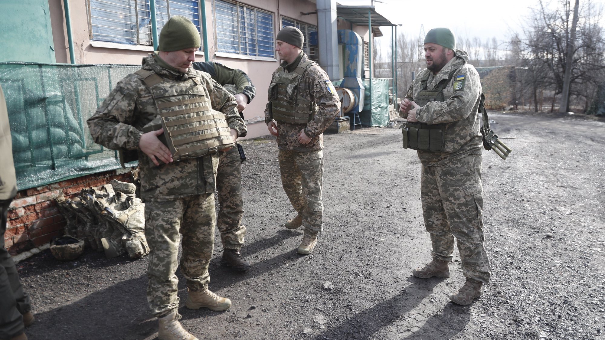 epa09772816 Ukrainian servicemen pictured at a military base during a media press tour at the town of Kramotorsk at east of Ukraine, 19 February 2022. Despite earlier signs for a de-escalation, tensions have further increased, the US warning of an expectable invasion and nations urging their countrymen to leave the Ukraine immediately.  EPA/ZURAB KURTSIKIDZE