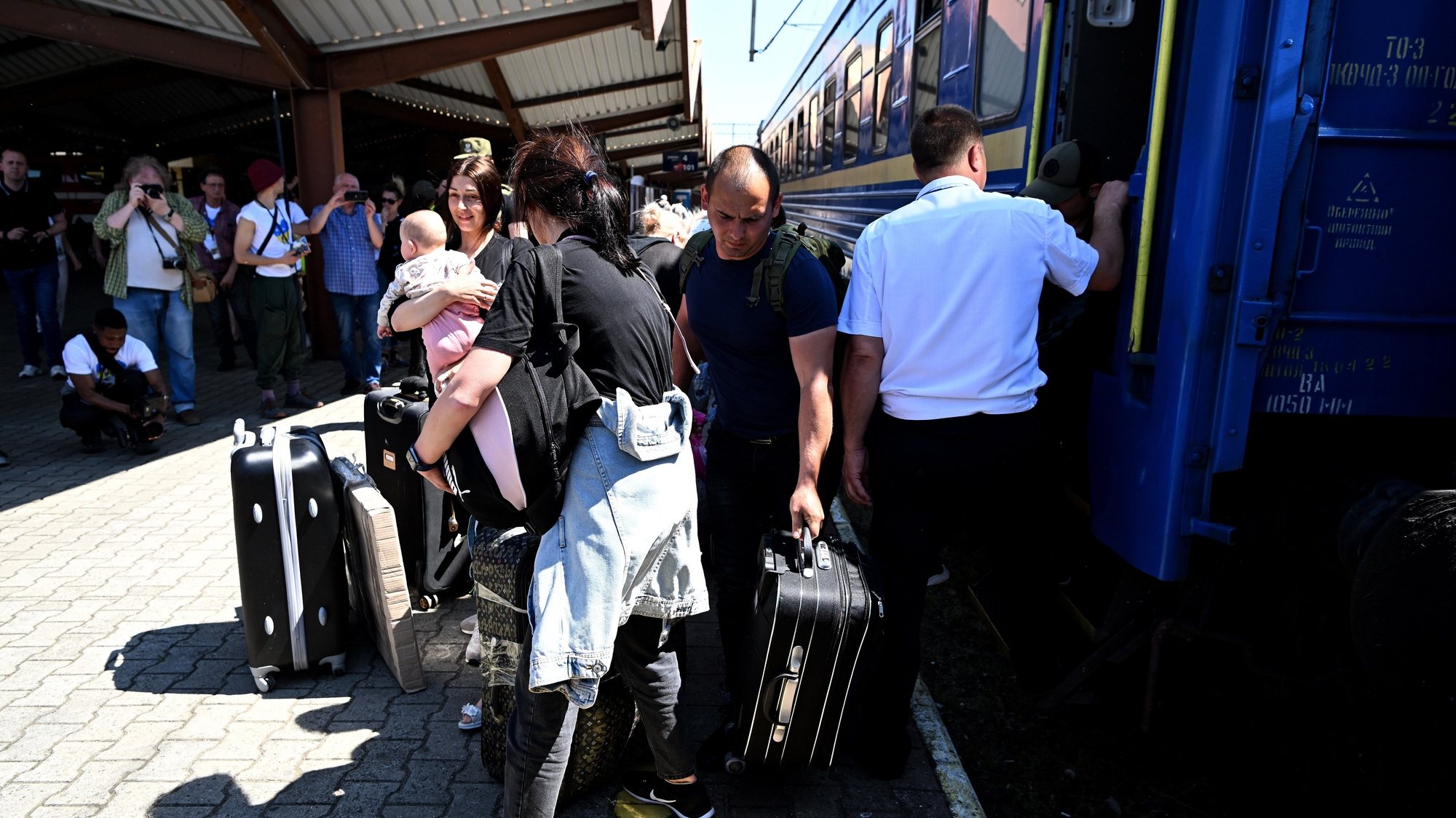 epa09942805 Ukrainian refugees of a passenger train from Odessa arrive at the train station in Przemysl, southeastern Poland, 12 May 2022. Since 24 February, when Russia invaded Ukraine, 3,317,000 million people have crossed the Polish-Ukrainian border into Poland, the Polish Border Guard has reported on 12 May morning.  EPA/DAREK DELMANOWICZ POLAND OUT