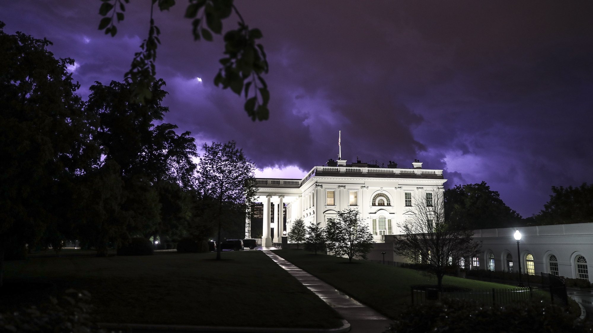 epa08399230 Lightning illuminates the clouds of a thunderstorm behind the White House in Washington, DC, USA, 03 May 2020.  EPA/Oliver Contreras / POOL