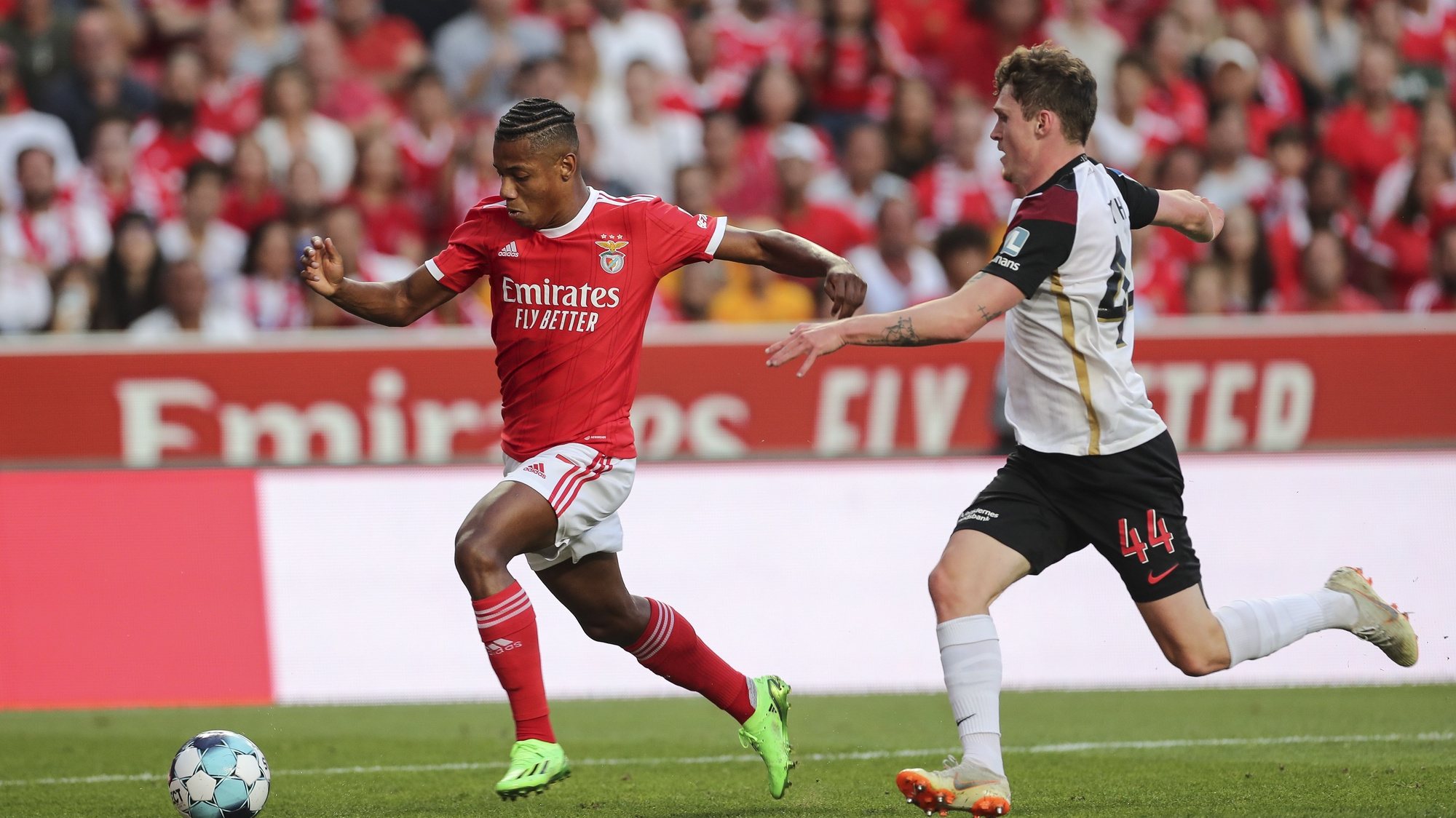 epa10103116 Benfica player David Neres (L) in action against Midtjylland player Nicolas Dyhr during the UEFA Champions League qualifying match between SL Benfica and FC Midtjylland held at Luz stadium in Lisbon, Portugal, 02 August 2022.  EPA/MIGUEL A. LOPES