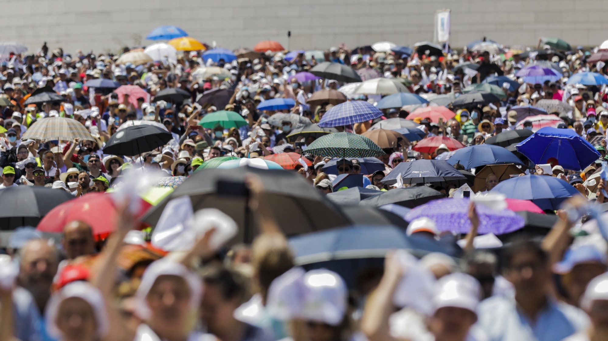 Peregrinos participam na Procissão do Adeus durante as celebrações religiosas da Peregrinação Internacional Aniversária de maio no Santuário de Fátima, 13 de maio de 2022. PAULO CUNHA/LUSA