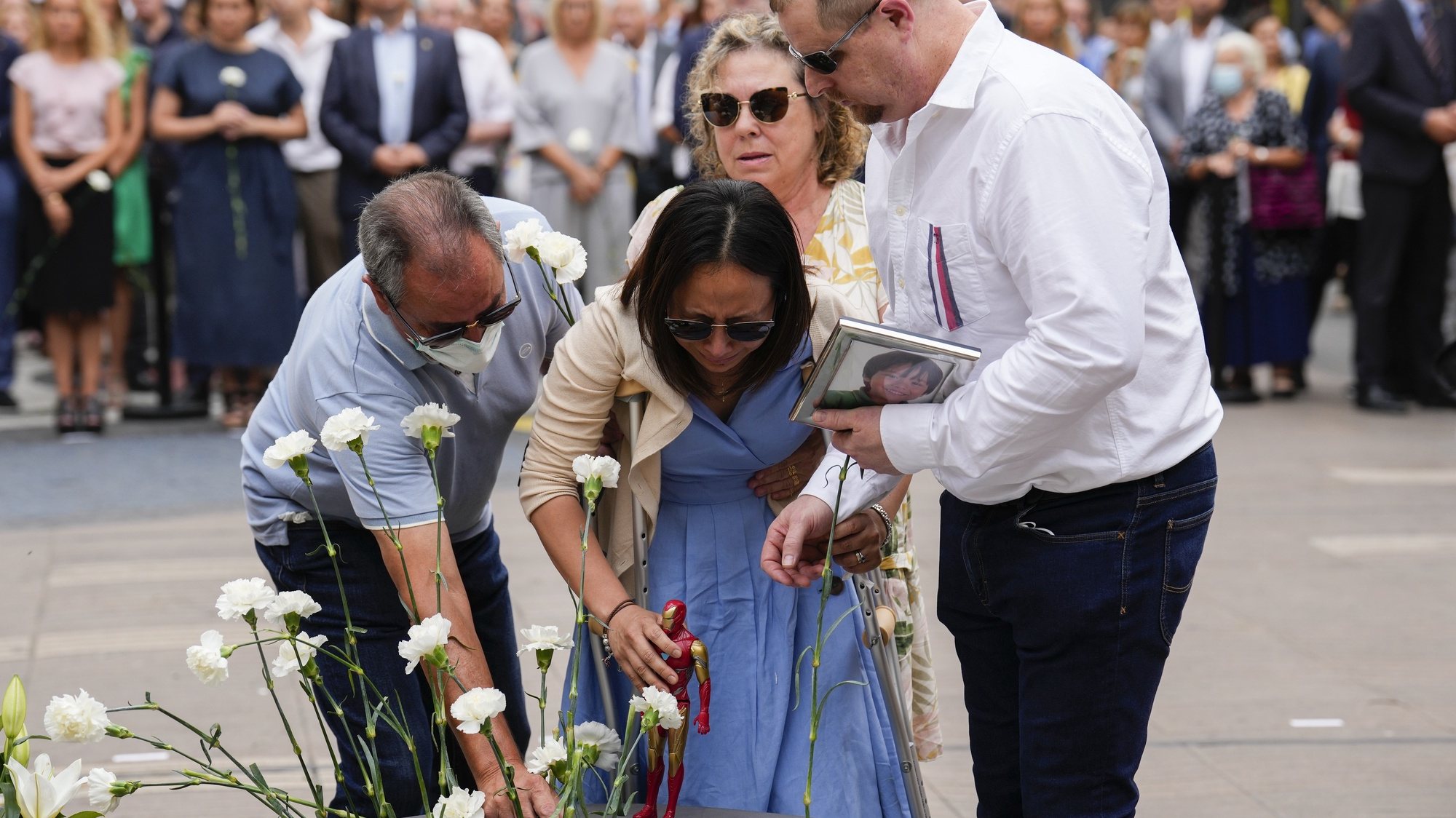 epa10125330 Relatives of the 2017 Barcelona attacks victims take part in a tribute to the victims in Barcelona, Spain, 17 August 2022. On 17 August 2017 Catalonia witnessed back-to-back terrorist attacks in Barcelona and Cambrils. 16 people died and 140 others were injured.  EPA/Alejandro Garcia