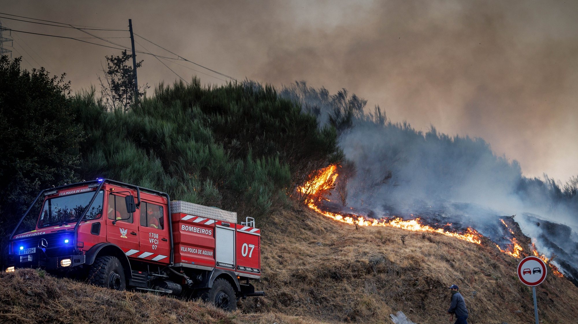 Fogo na aldeia de Covelo que se viu envolvida pelas chamas, esta tarde, em Vila Real,  21 de agosto 2022.  PEDRO SARMENTO COSTA/LUSA