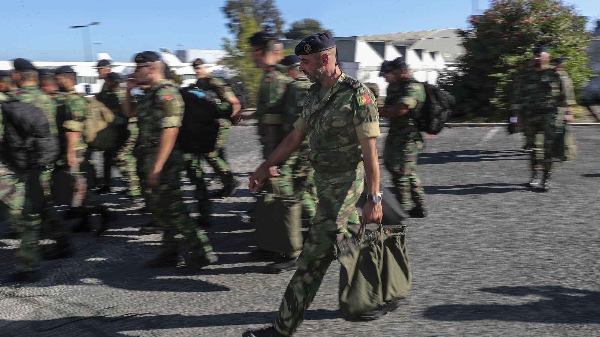 A Força de Fuzileiros, composta por 146 militares da Marinha Portuguesa, regressa da Lituânia, após três meses de missão no quadro das medidas de tranquilização da NATO para o flanco leste da Aliança, cerimónia de receção aos militares portugueses presidida pelo chefe do Estado-Maior da Armada, almirante Henrique Gouveia e Melo (ausente da fotografia), em Figo Maduro, Lisboa, 29 de agosto de 2022. MIGUEL A. LOPES/LUSA